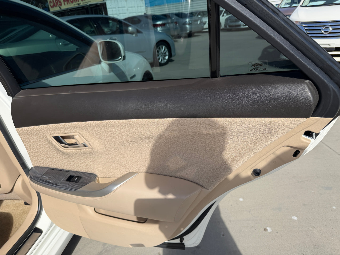 Interior view of the door panel of a 2012 Toyota Crown V6 3.5L Hybrid, showcasing luxury design elements.