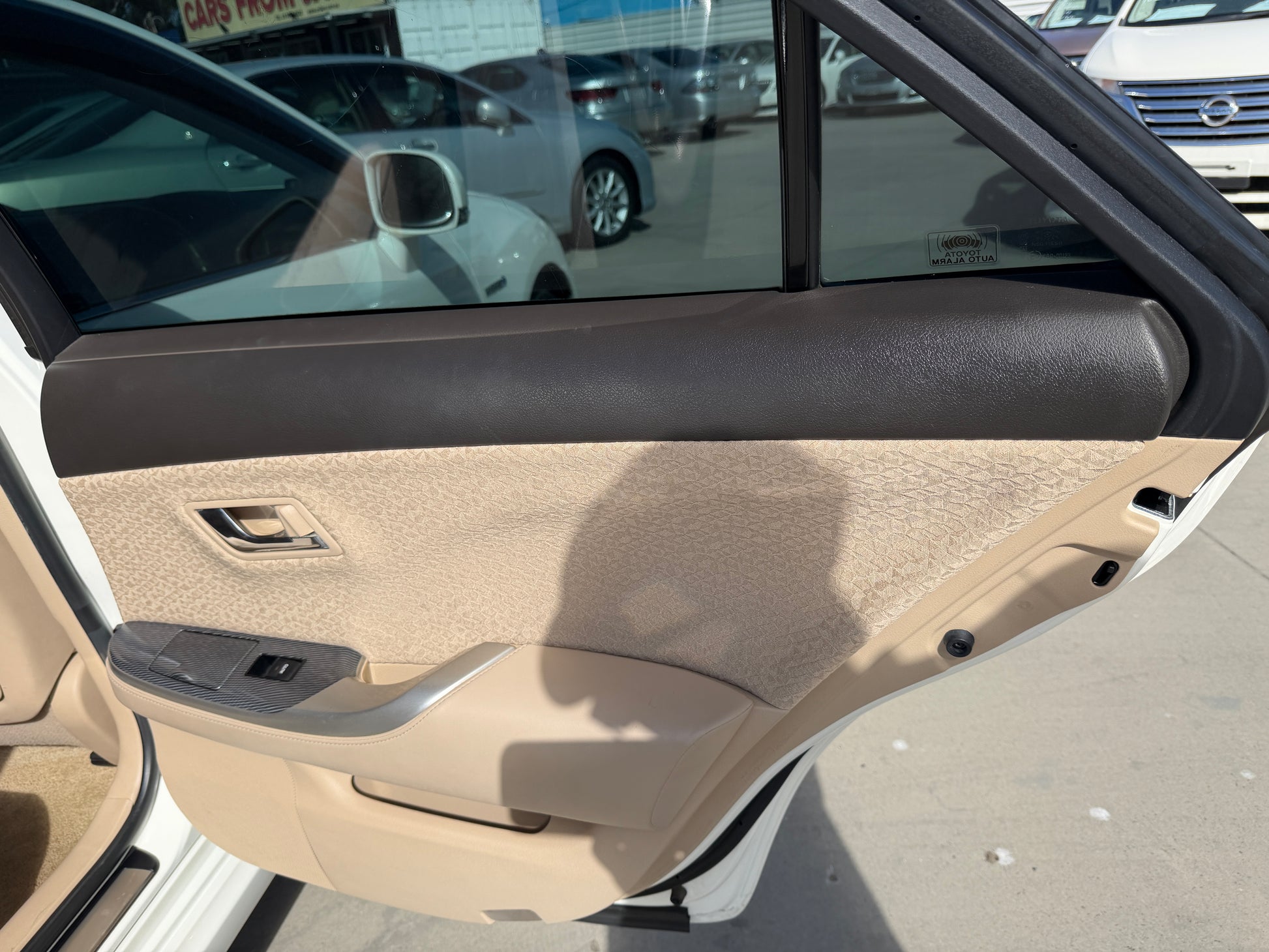 Interior view of the door panel of a 2012 Toyota Crown V6 3.5L Hybrid, showcasing luxury design elements.