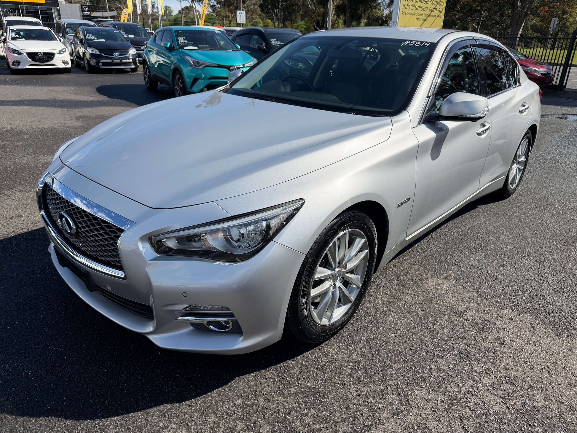 2014 Nissan Skyline V6 3.5L Hybrid sedan in silver, showcasing its stylish exterior and luxury features.