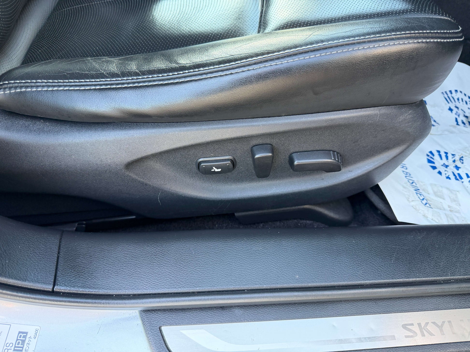 Adjustable seat controls in the 2014 Nissan Skyline V6 3.5L Hybrid 350GT Type P Version Sport sedan.