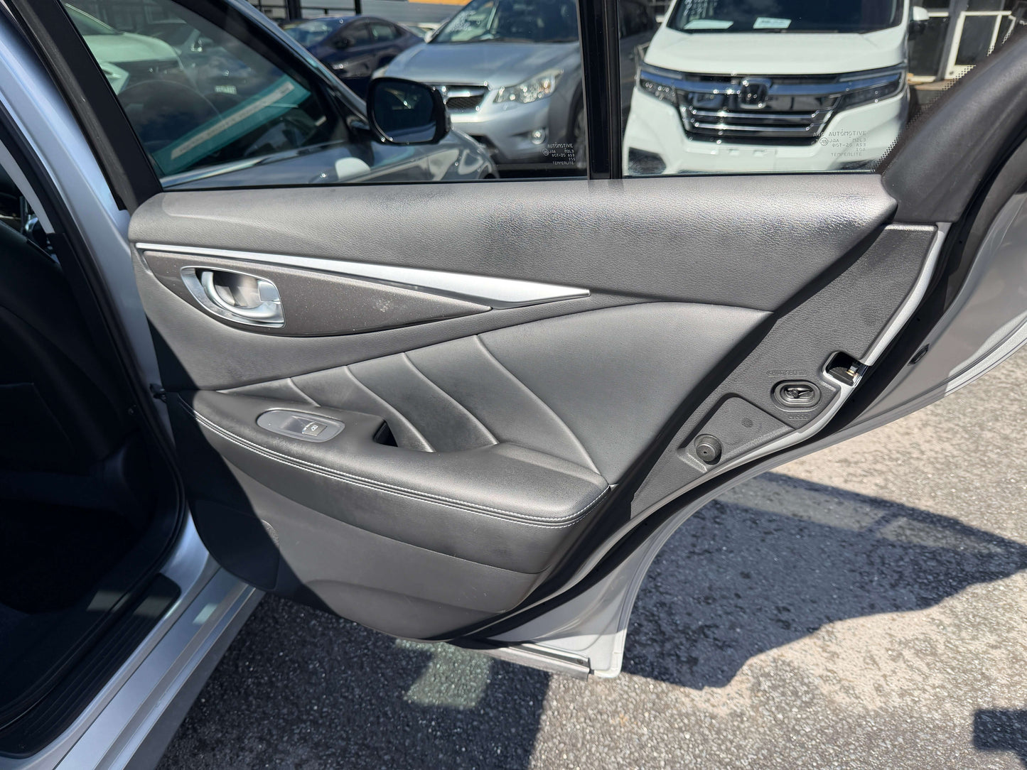 Interior view of the driver's side door of the 2014 Nissan Skyline V6 3.5L Hybrid 350GT Type P Version Sport.