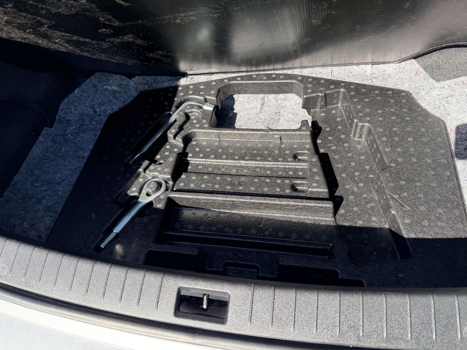 2014 Nissan Skyline V6 3.5L Hybrid trunk floor with storage compartment and tools visible