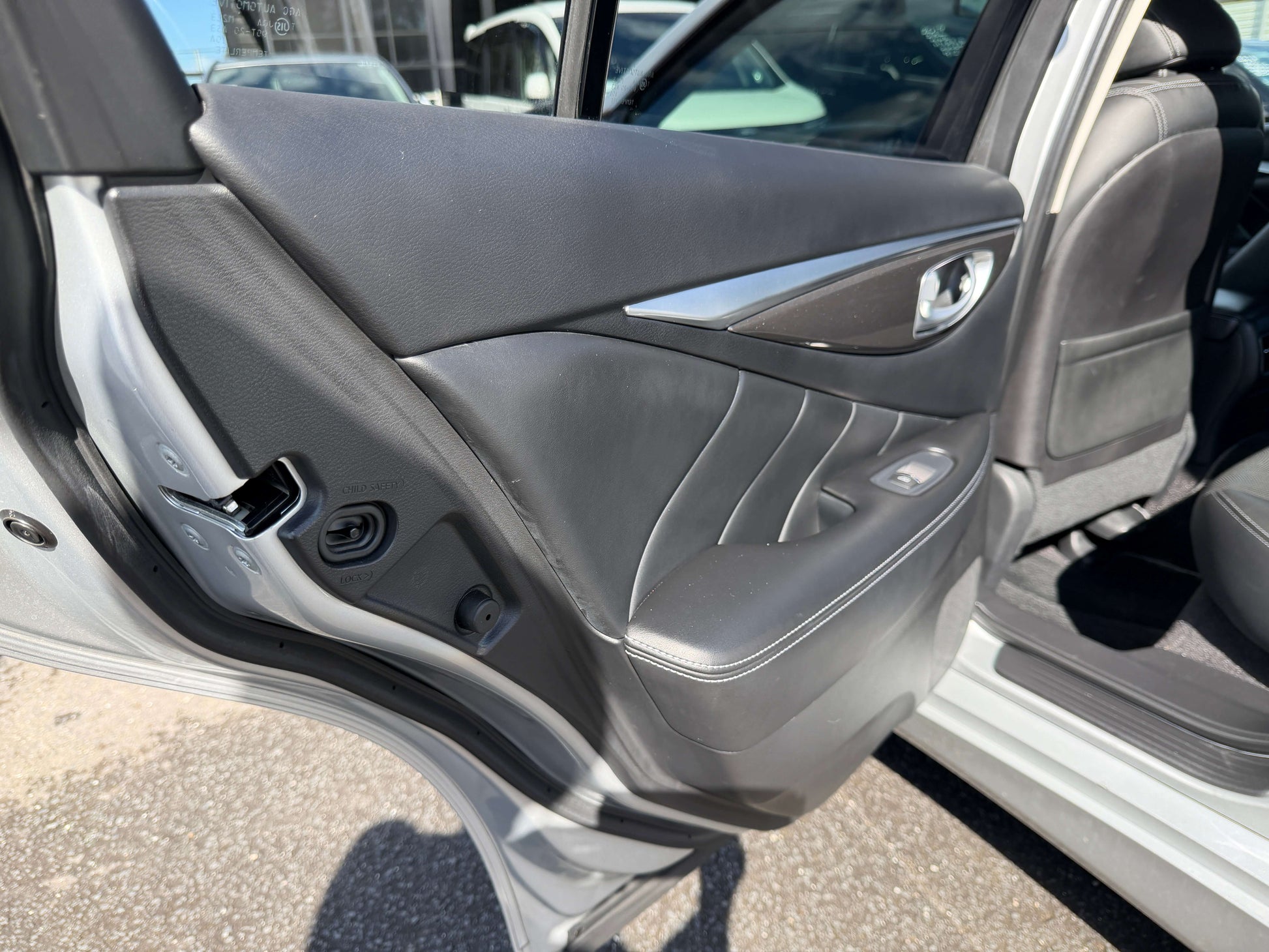 2014 Nissan Skyline V6 3.5L Hybrid interior door panel showcasing luxury design and features.