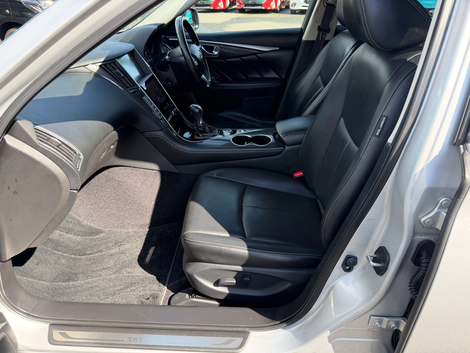 2014 Nissan Skyline V6 3.5L Hybrid interior view showcasing black leather seats and modern dashboard features.