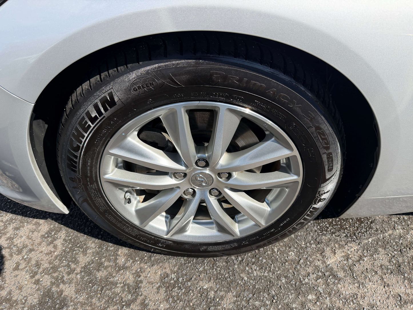 2014 Nissan Skyline V6 3.5L Hybrid sedan wheel and Michelin tires showcasing sporty design and performance.