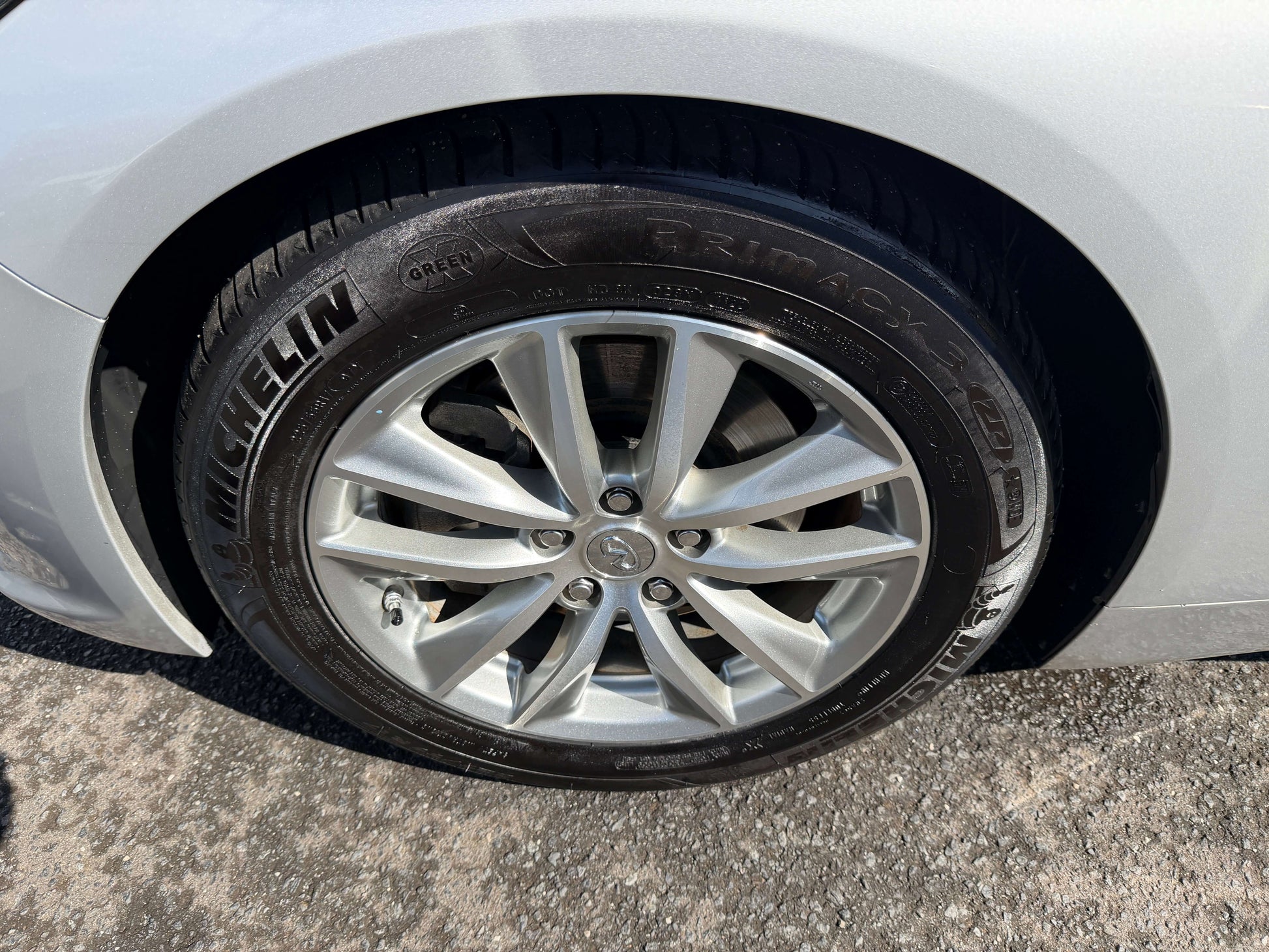 2014 Nissan Skyline V6 3.5L Hybrid sedan wheel and Michelin tires showcasing sporty design and performance.