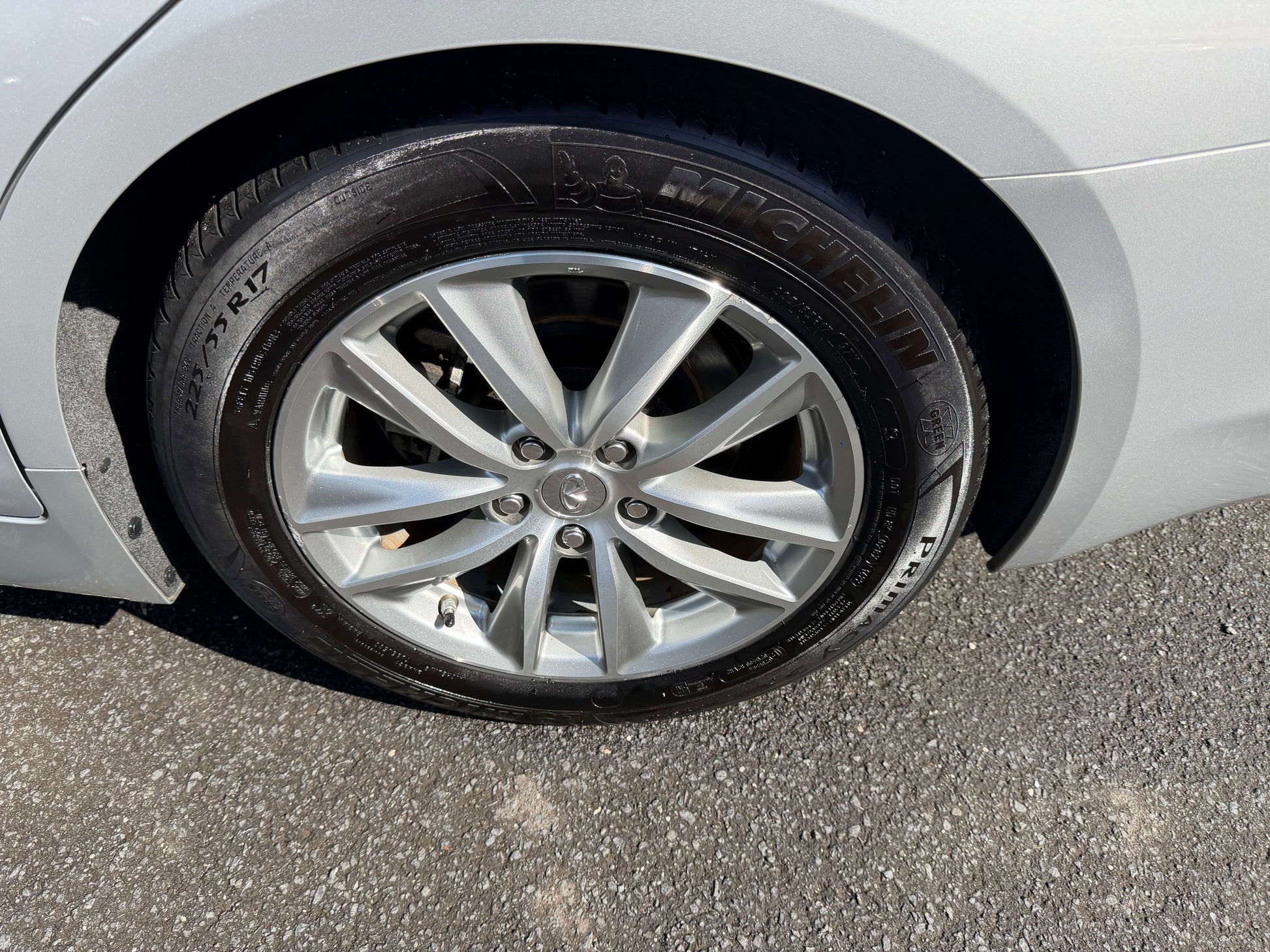2014 Nissan Skyline V6 3.5L Hybrid wheel with Michelin tire, showcasing sporty design and premium finish.