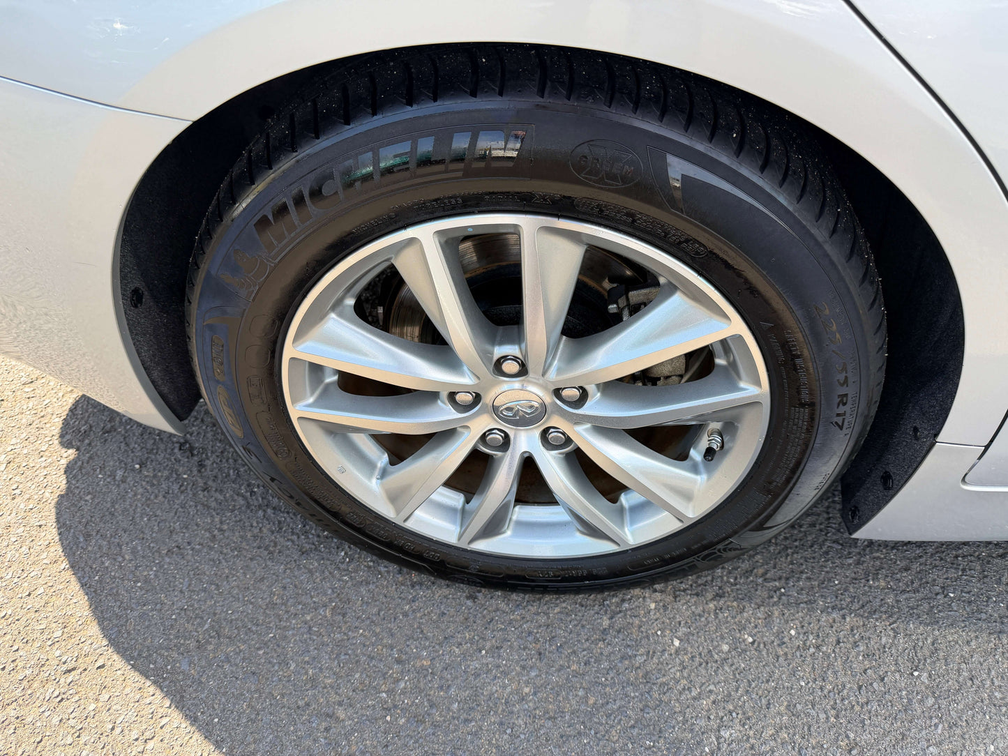 2014 Nissan Skyline V6 3.5L Hybrid wheel with Michelin tire showcasing sporty design and performance features.