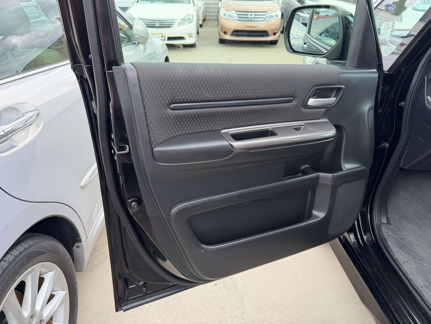 Interior view of the passenger door of a 2018 Honda Honda Stepwgn 2.0 Spada Hybrid G, showcasing sleek design and features.
