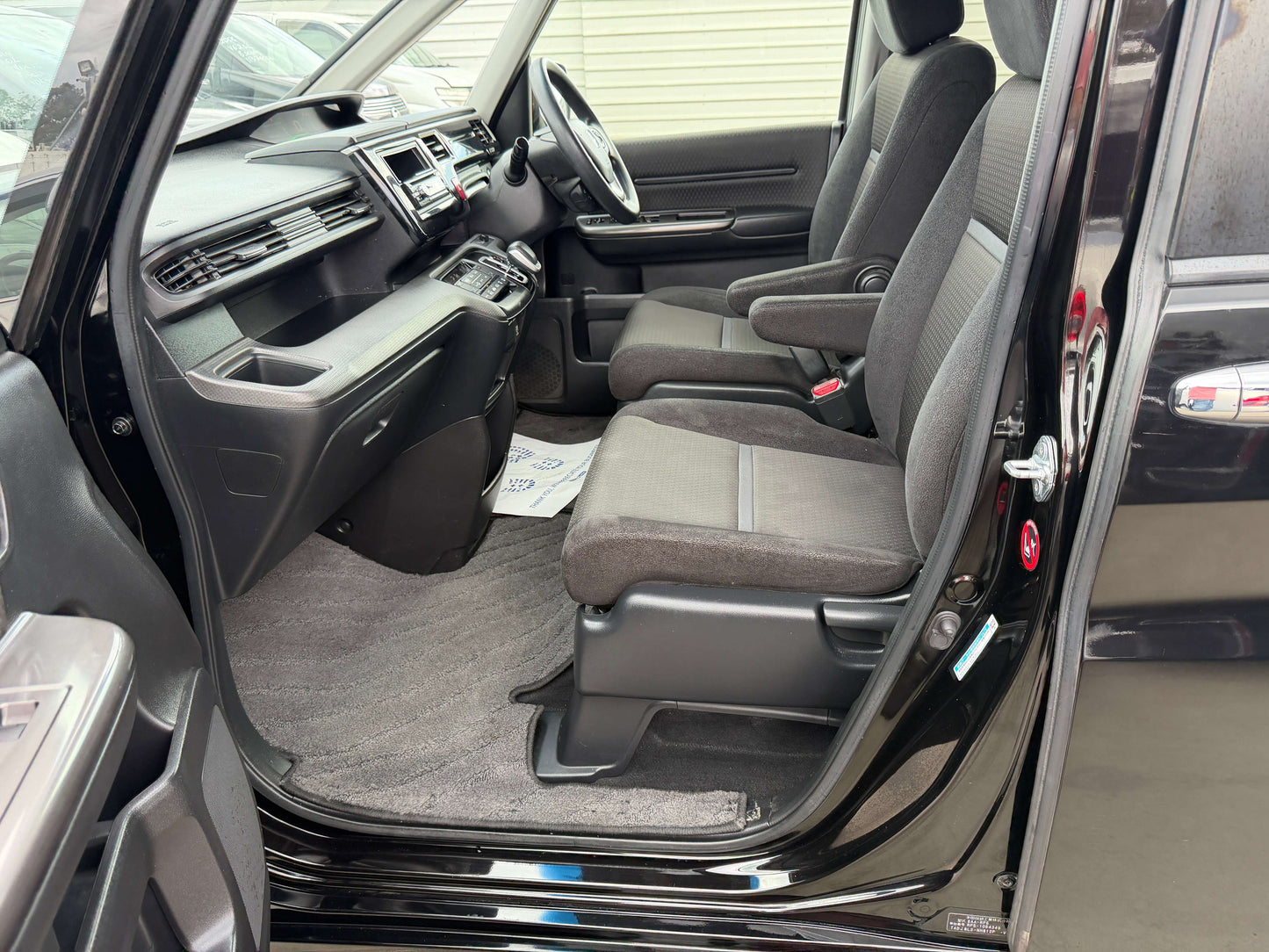 Interior view of the 2018 Honda Honda Stepwgn 2.0 Spada Hybrid, showcasing comfortable seating and modern design.