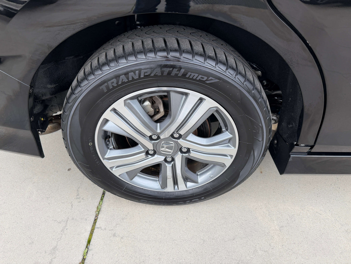 Close-up of the wheel and tire of a 2018 Honda Honda Stepwgn 2.0 Spada Hybrid G EX with TRANPATH tires.