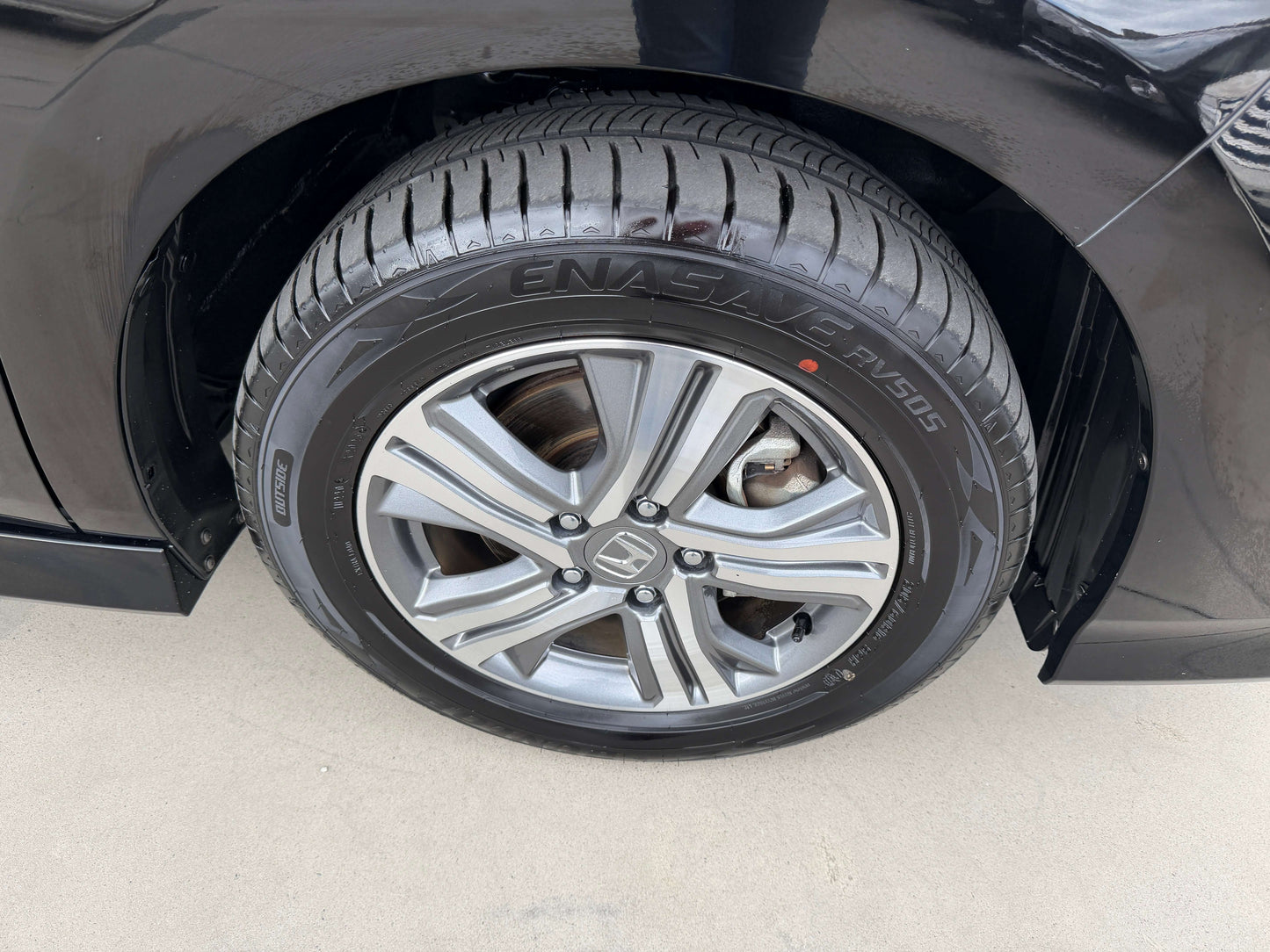 2018 Honda Honda Stepwgn 2.0 Spada Hybrid wheel and tire close-up view with alloy rim design
