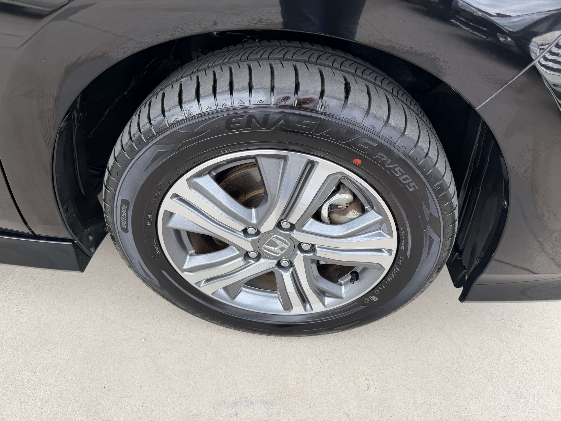 2018 Honda Honda Stepwgn 2.0 Spada Hybrid wheel and tire close-up view with alloy rim design