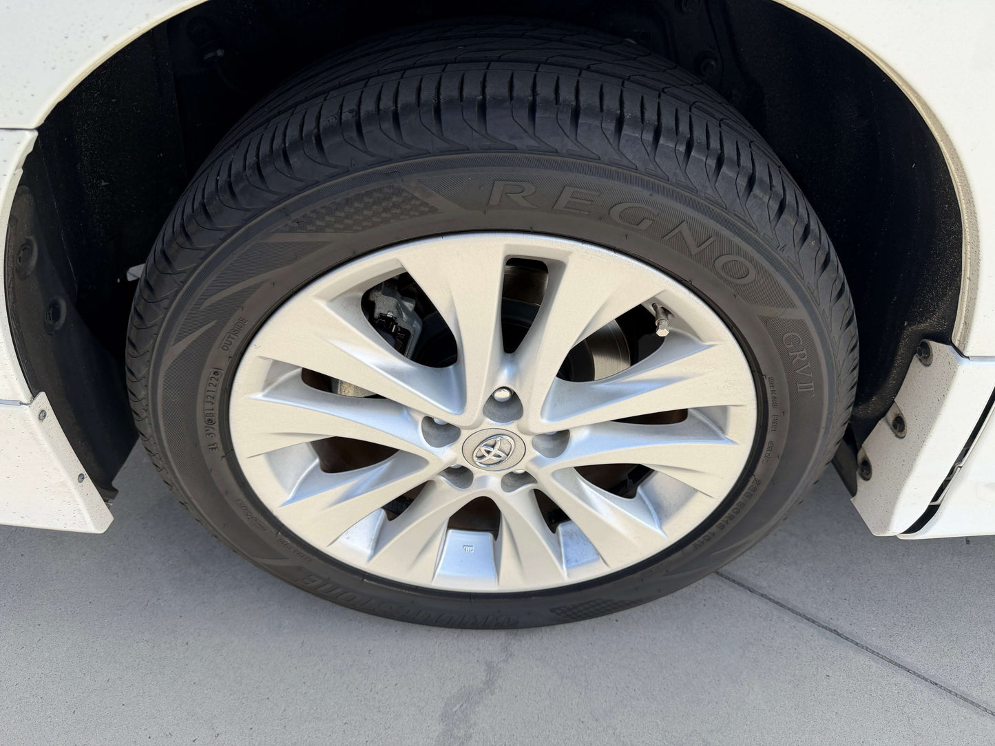 2015 Toyota Vellfire 2.5L e-Four Hybrid V-L Edition wheel and tire close-up