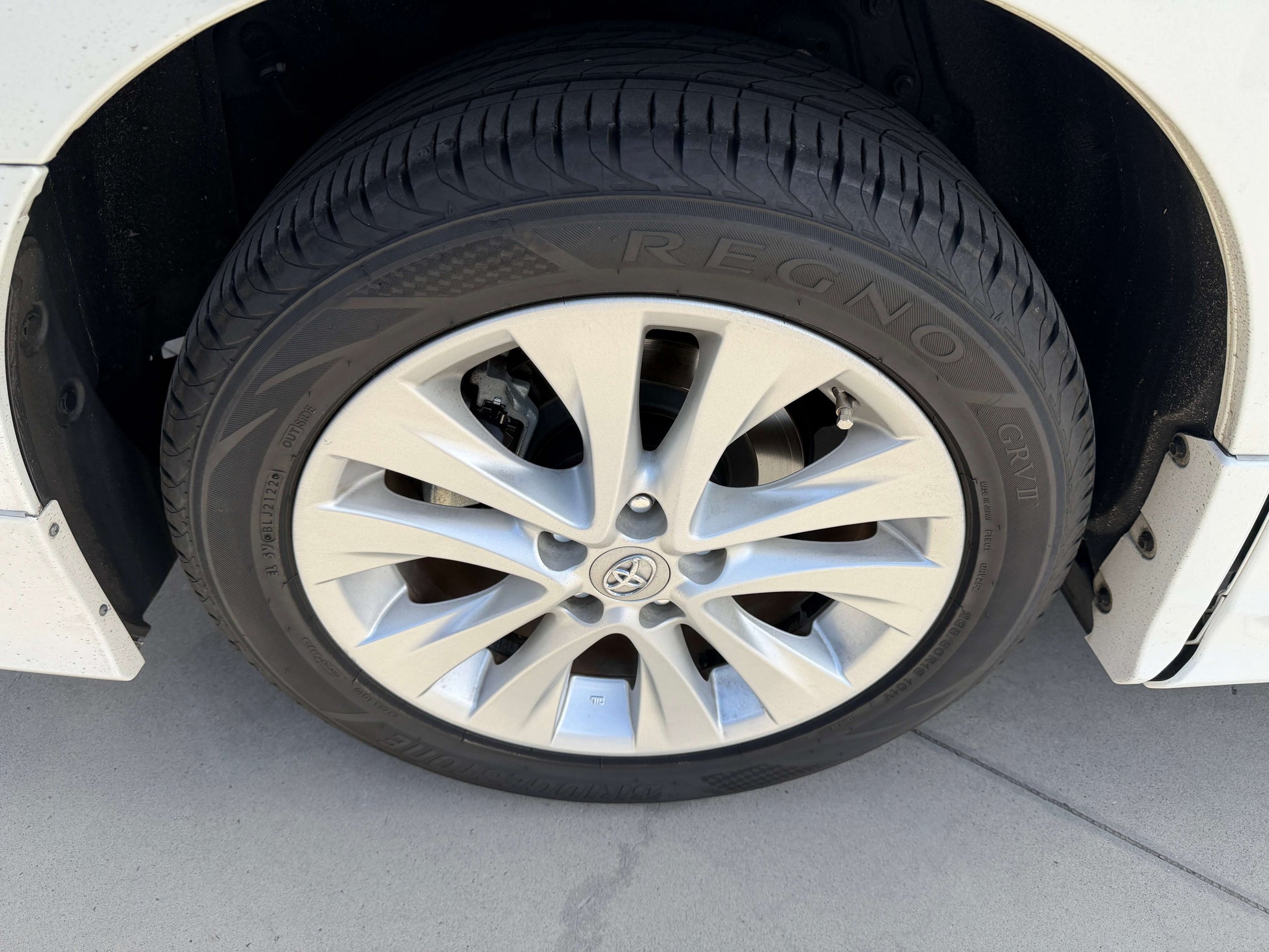 2015 Toyota Vellfire 2.5L e-Four Hybrid V-L Edition wheel and tire close-up