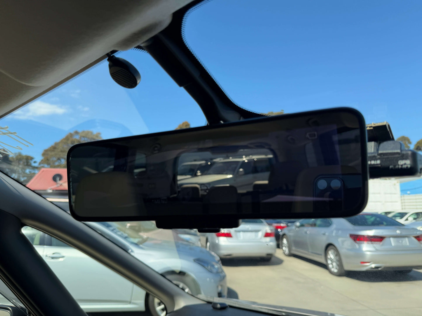 Interior view of a rearview mirror in a 2017 Nissan Serena 2.0L S-Hybrid with cars visible in the background.