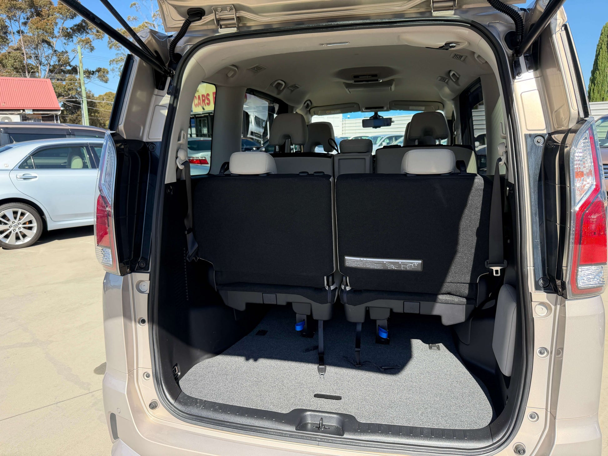 Interior view of the rear cargo space in a 2017 Nissan Serena 2.0L S-Hybrid, showcasing its seating configuration.