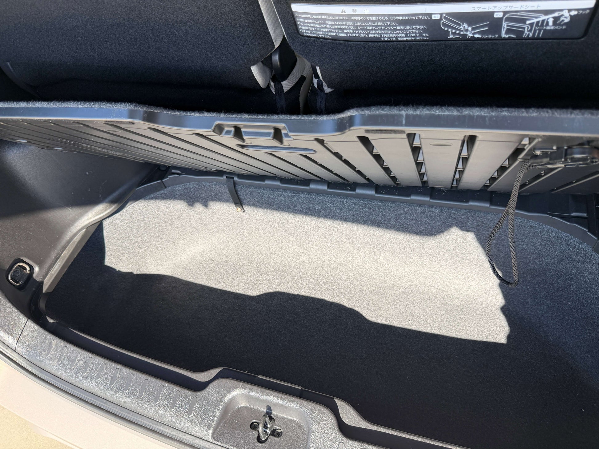 Storage space in the cargo area of the 2017 Nissan Serena 2.0L S-Hybrid, showcasing room for luggage and gear.