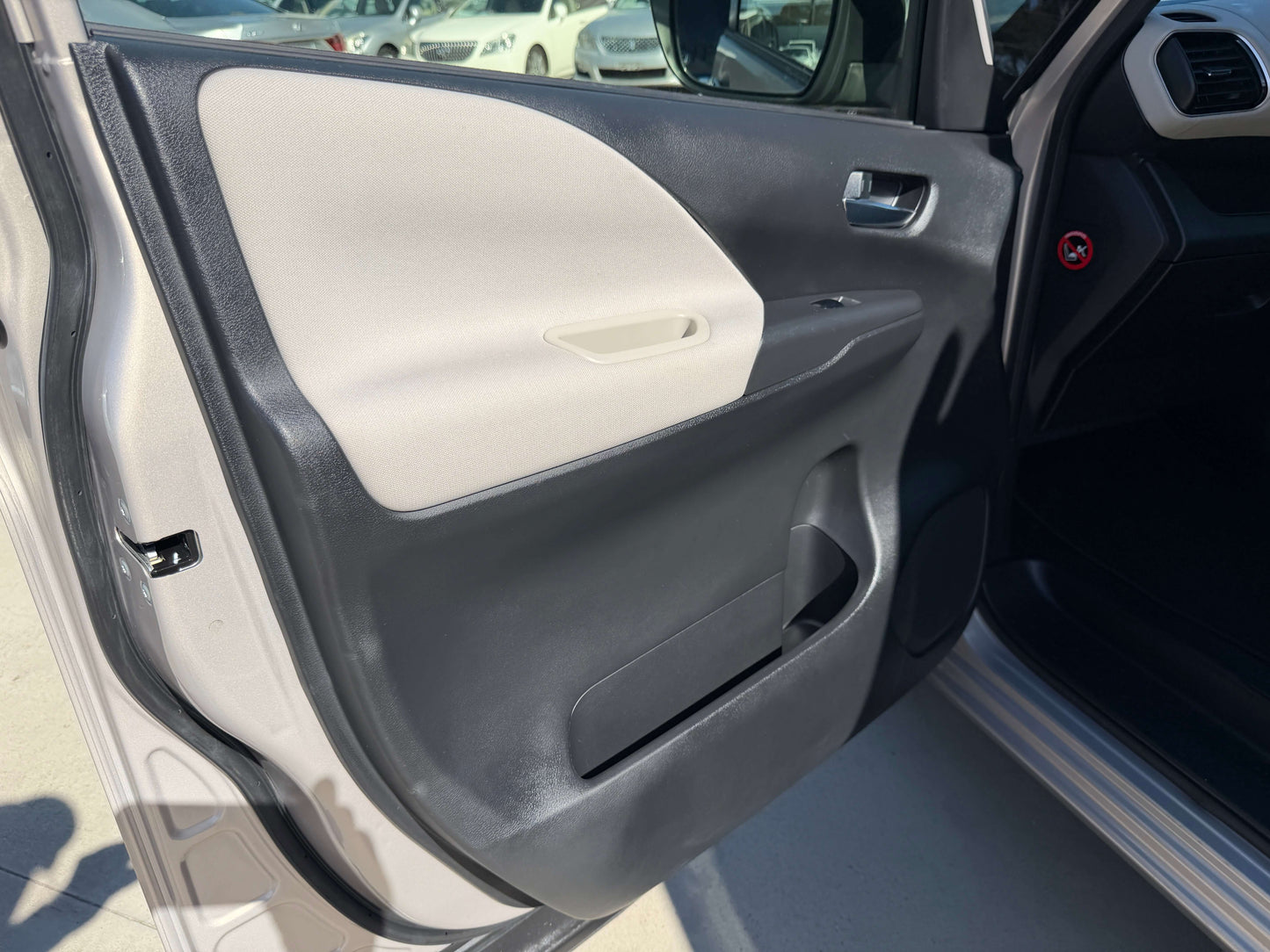 Interior view of the door panel of a 2017 Nissan Serena 2.0L S-Hybrid showing features and design.