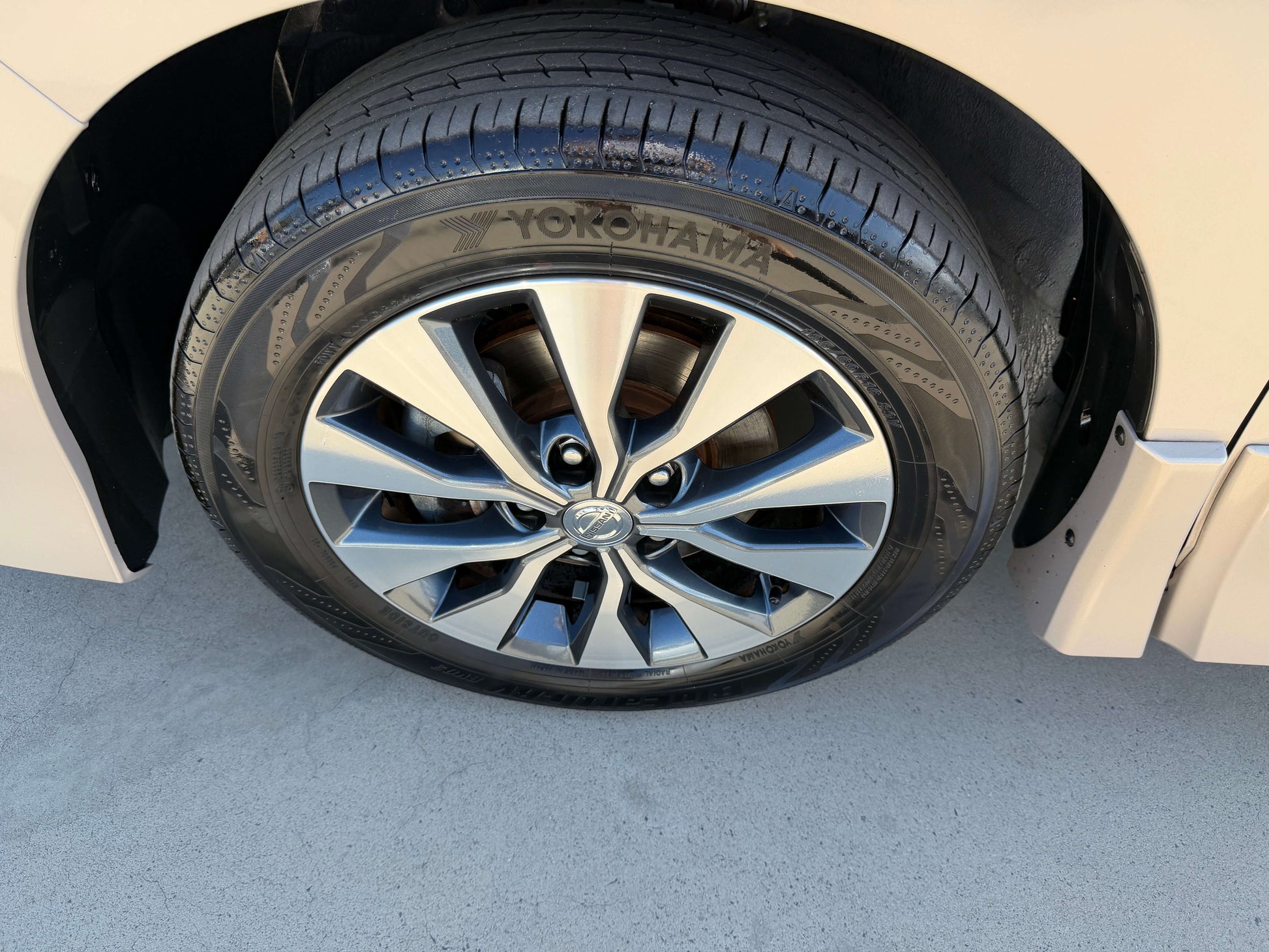 Close-up of the tire and alloy wheel of a 2017 Nissan Serena 2.0L S-Hybrid, showcasing the Yokohama brand.