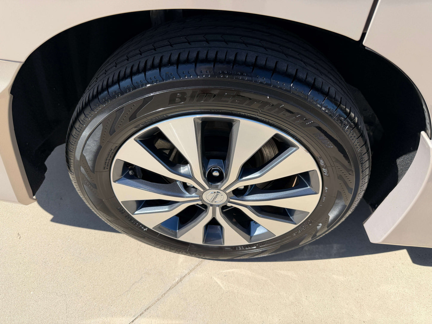 2017 Nissan Serena 2.0L S-Hybrid wheels with stylish alloy rims and high-quality tires