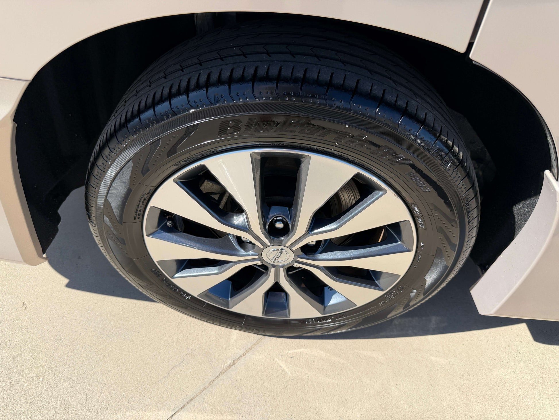 2017 Nissan Serena 2.0L S-Hybrid wheels with stylish alloy rims and high-quality tires