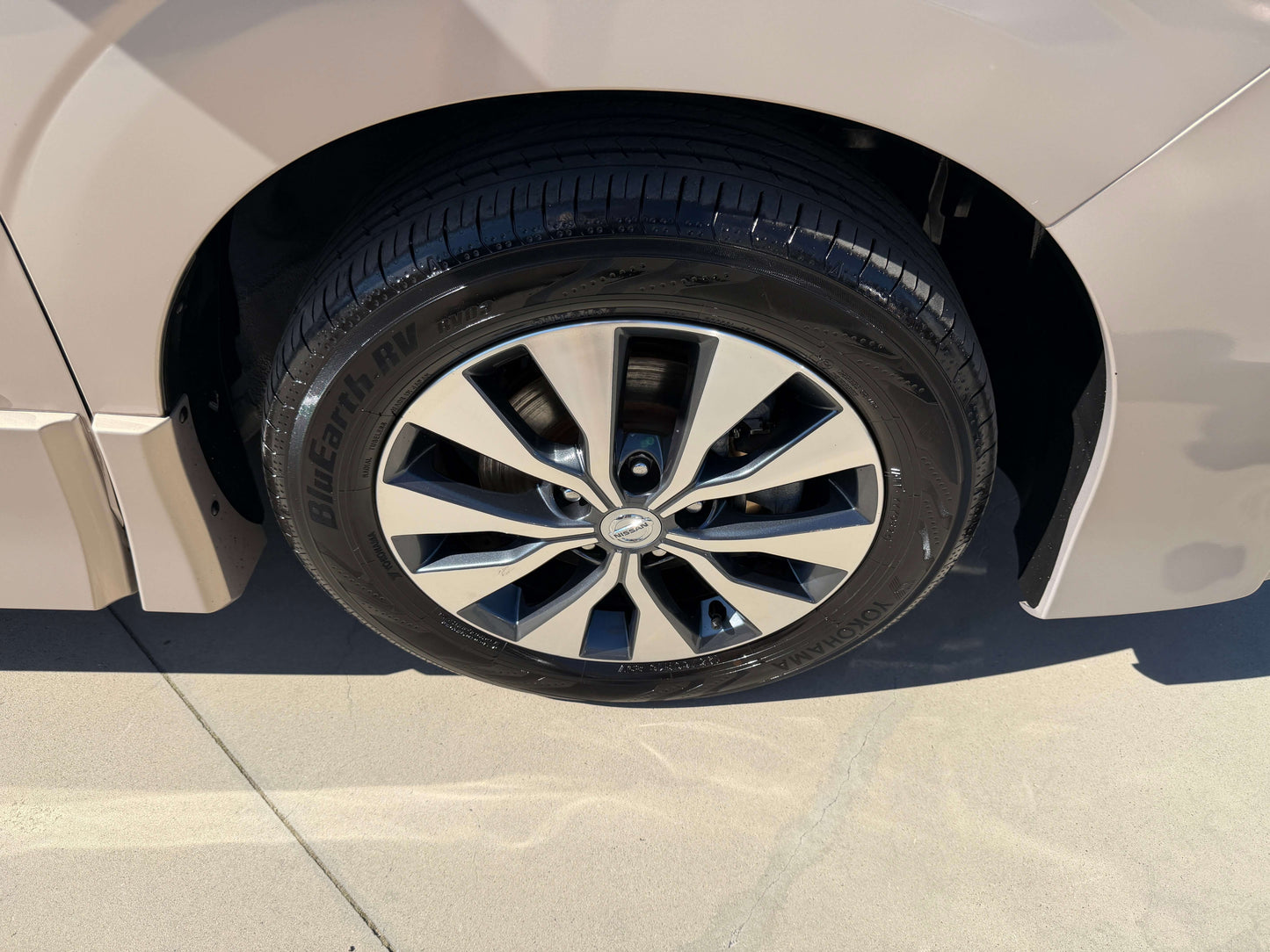 2017 Nissan Serena 2.0L S-Hybrid wheel and tire close-up, showcasing stylish alloy wheels.