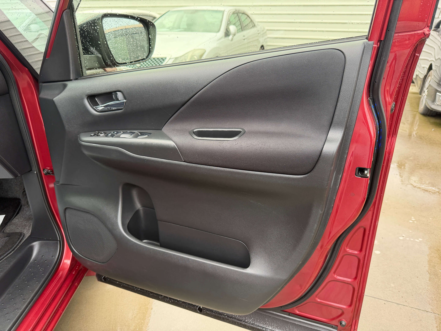 Interior view of the door panel of a 2018 Nissan Serena 2.0L S-Hybrid Highway Star Edition showing design and controls.