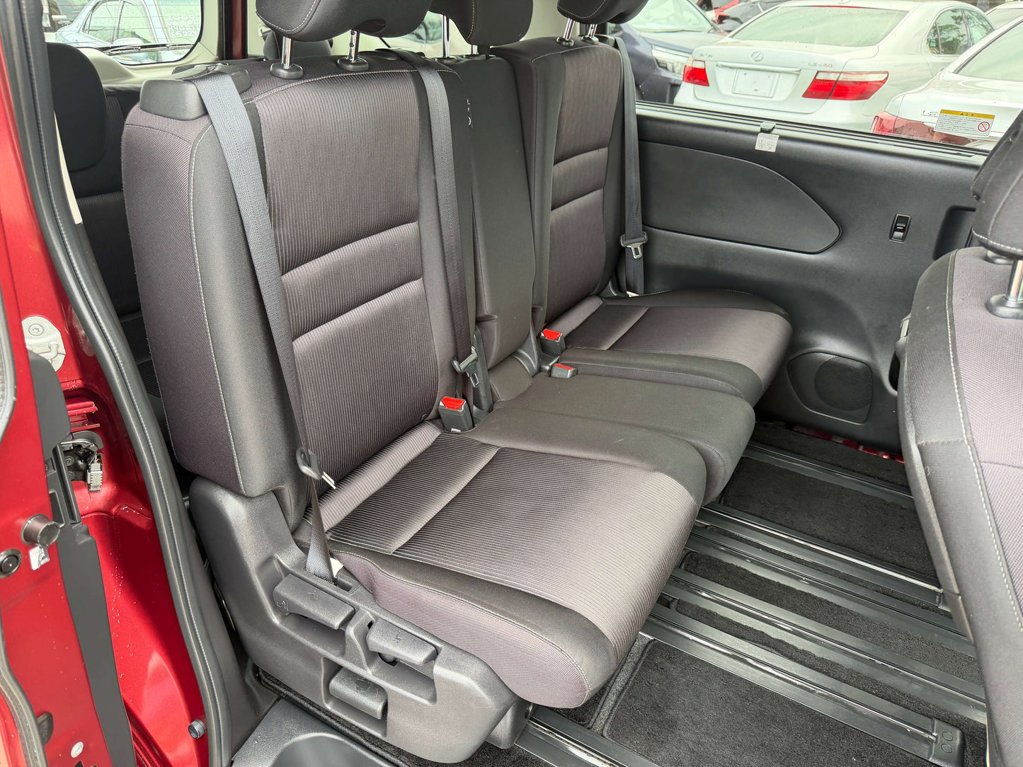 Interior seating of 2018 Nissan Serena 2.0L S-Hybrid Highway Star with 8 seats, showcasing spacious and comfortable design.