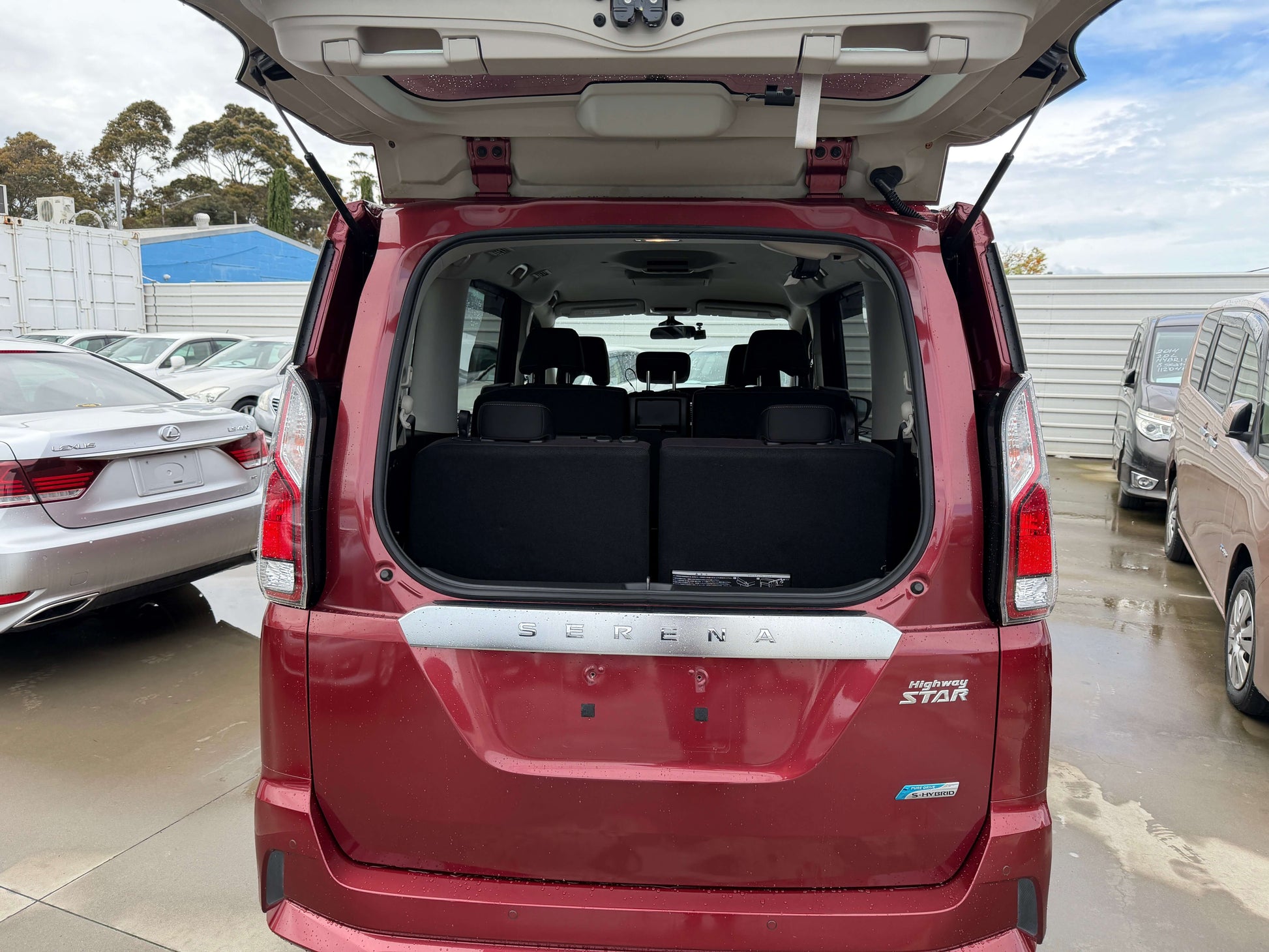 Rear view of the 2018 Nissan Serena 2.0L S-Hybrid Highway Star showing spacious 8-seat configuration.