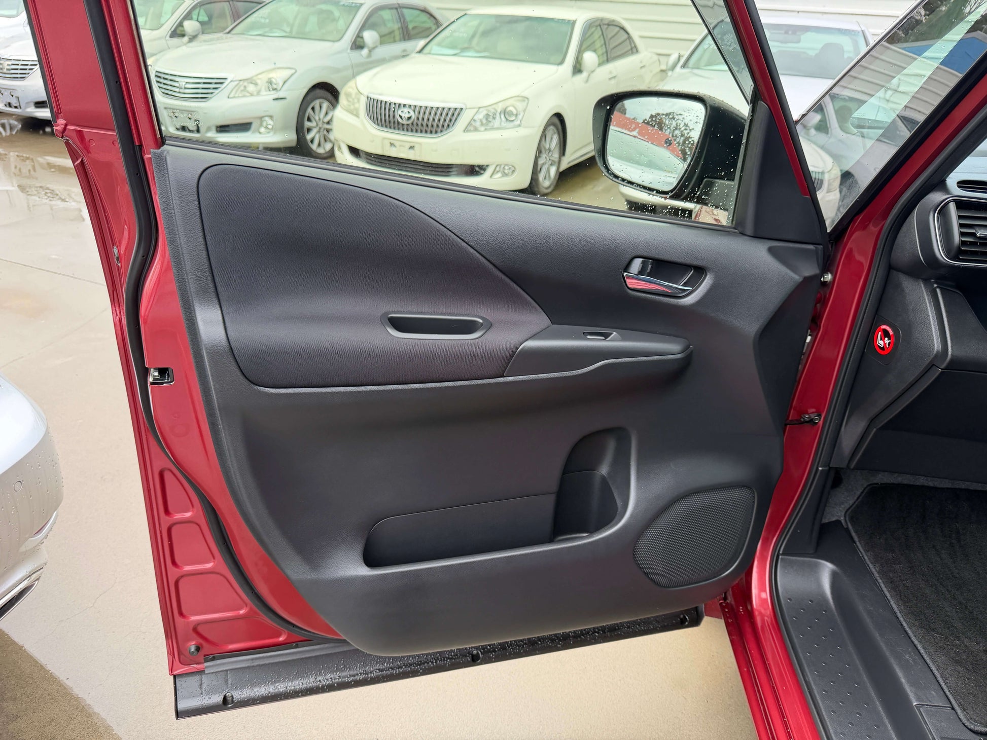Interior view of the door panel of a 2018 Nissan Serena 2.0L S-Hybrid Highway Star, showcasing sleek design and functionality.