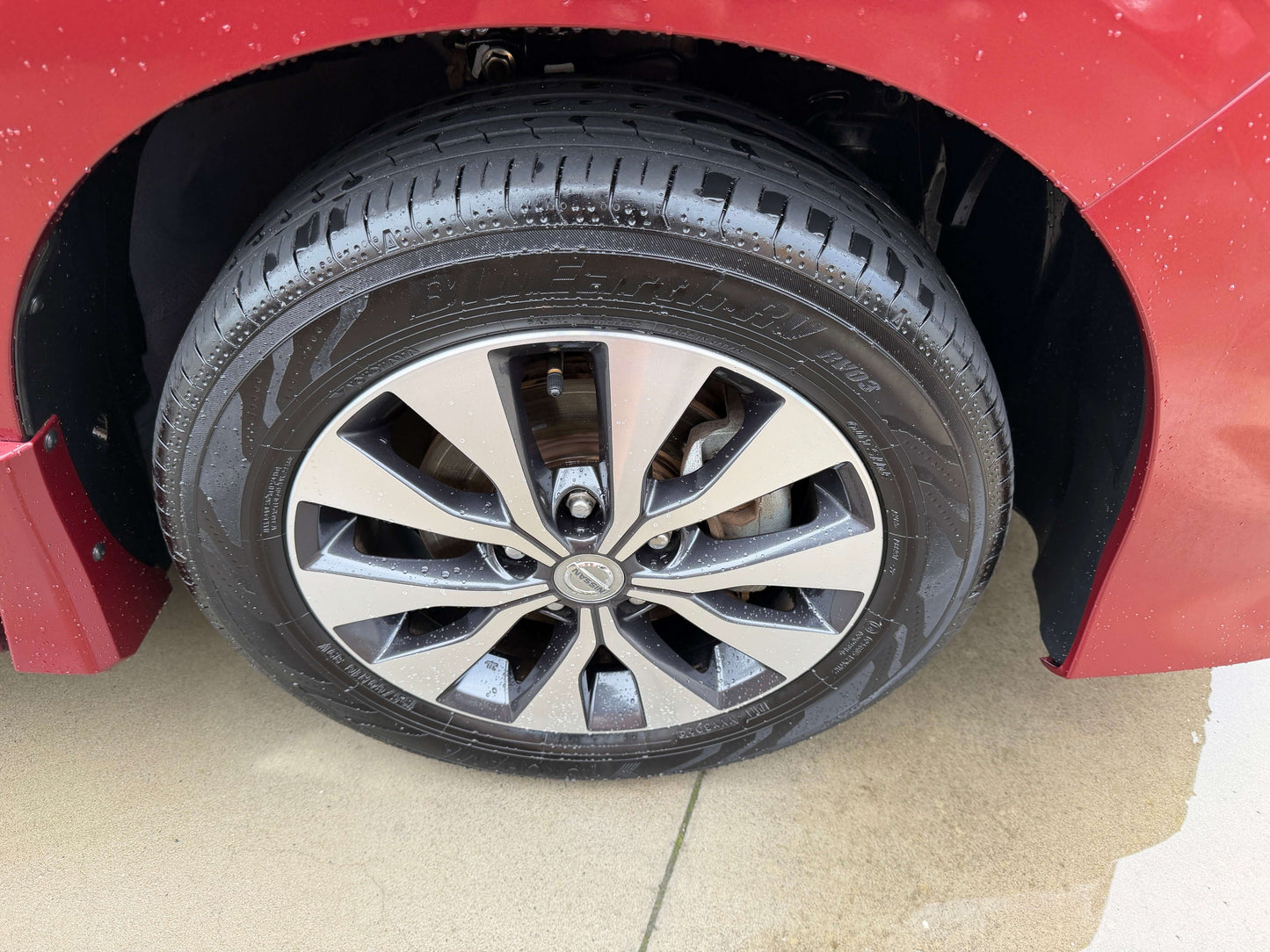 Close-up view of a wheel from a 2018 Nissan Serena 2.0L S-Hybrid Highway Star Edition featuring shiny alloy rims.