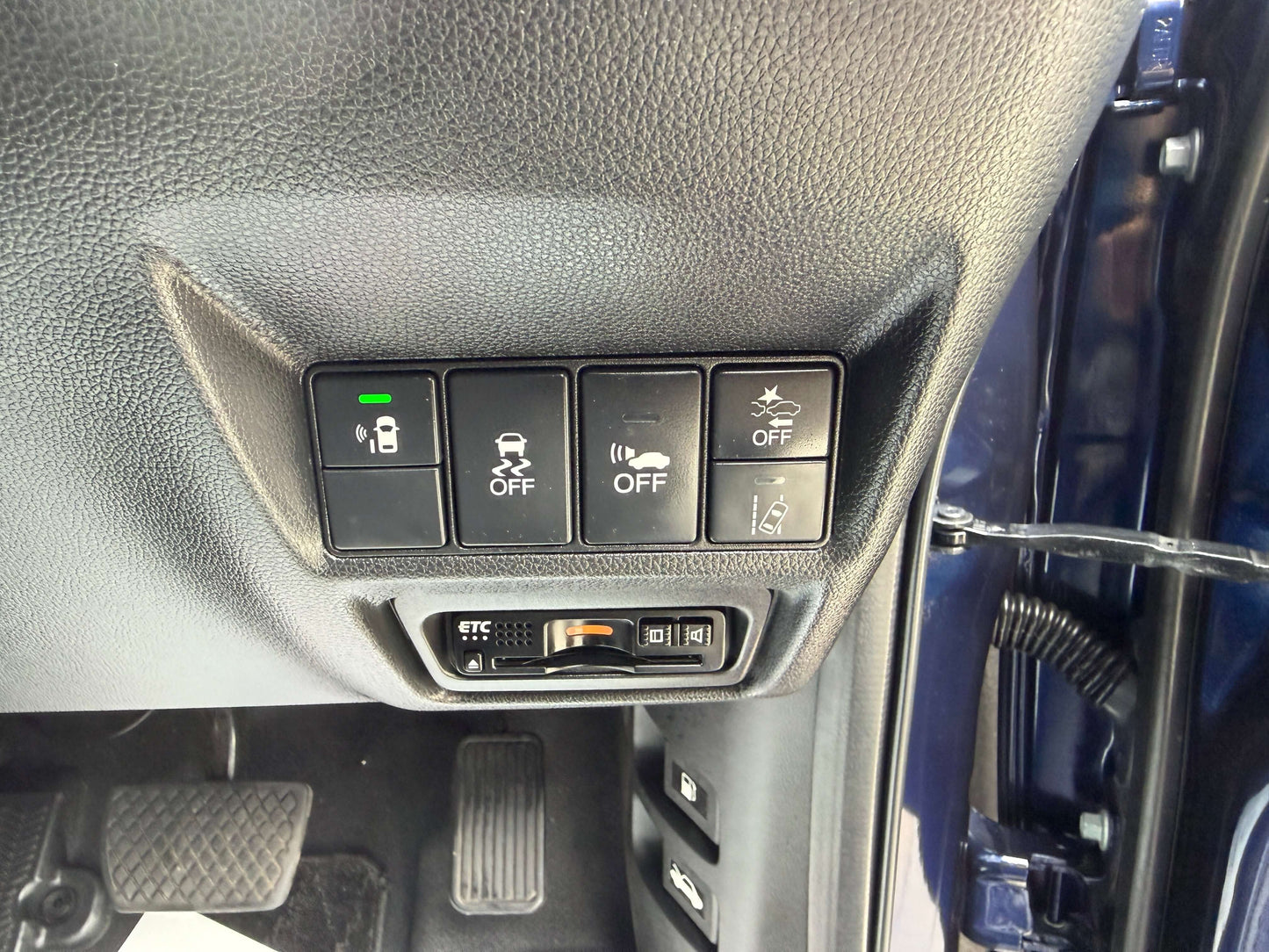 Control panel with buttons for vehicle settings in a 2018 Honda Honda Stepwgn 2.0 Spada Hybrid