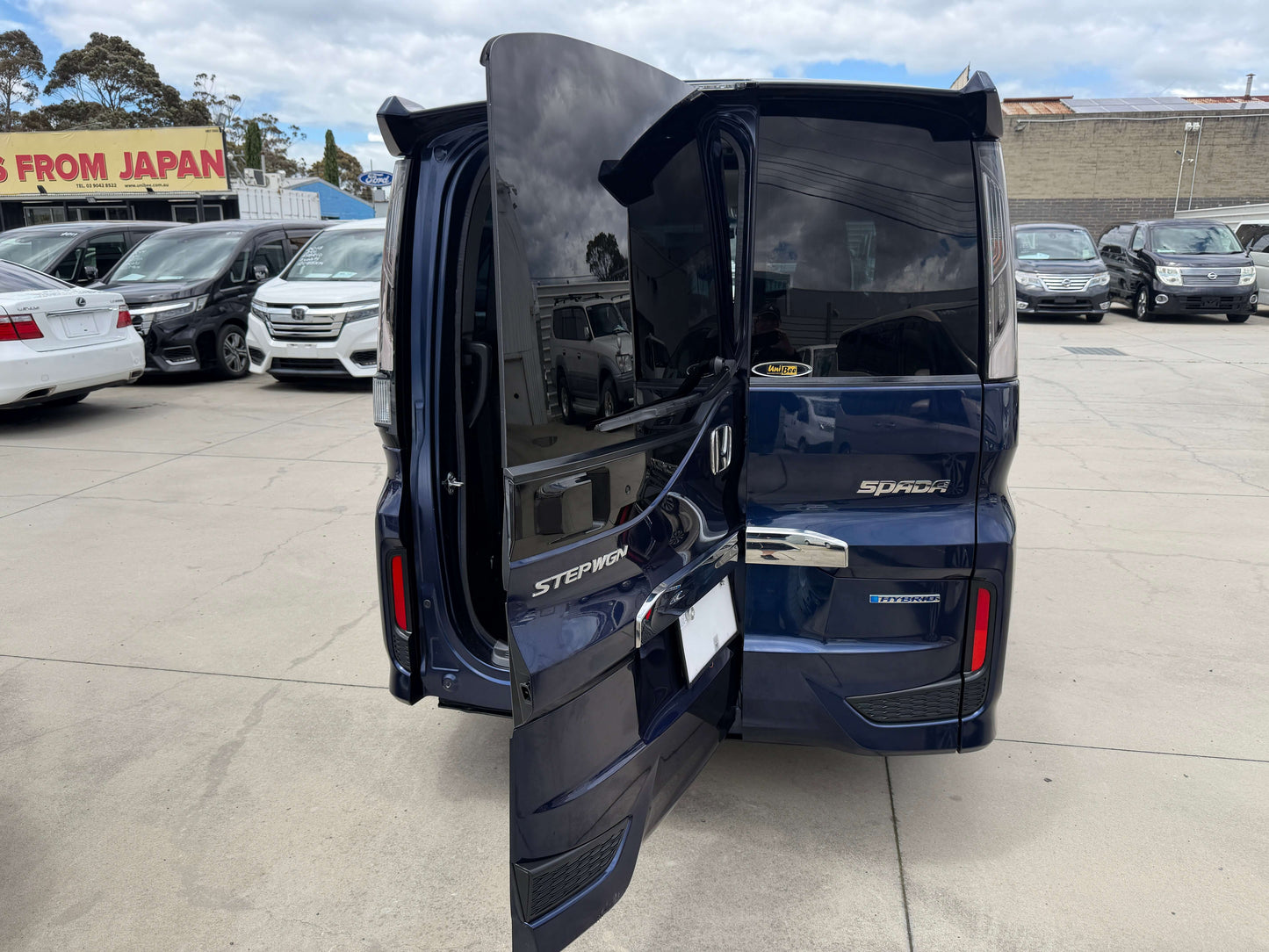 2018 Honda Honda Stepwgn 2.0 Spada Hybrid with open door showcasing spacious interior and modern design.