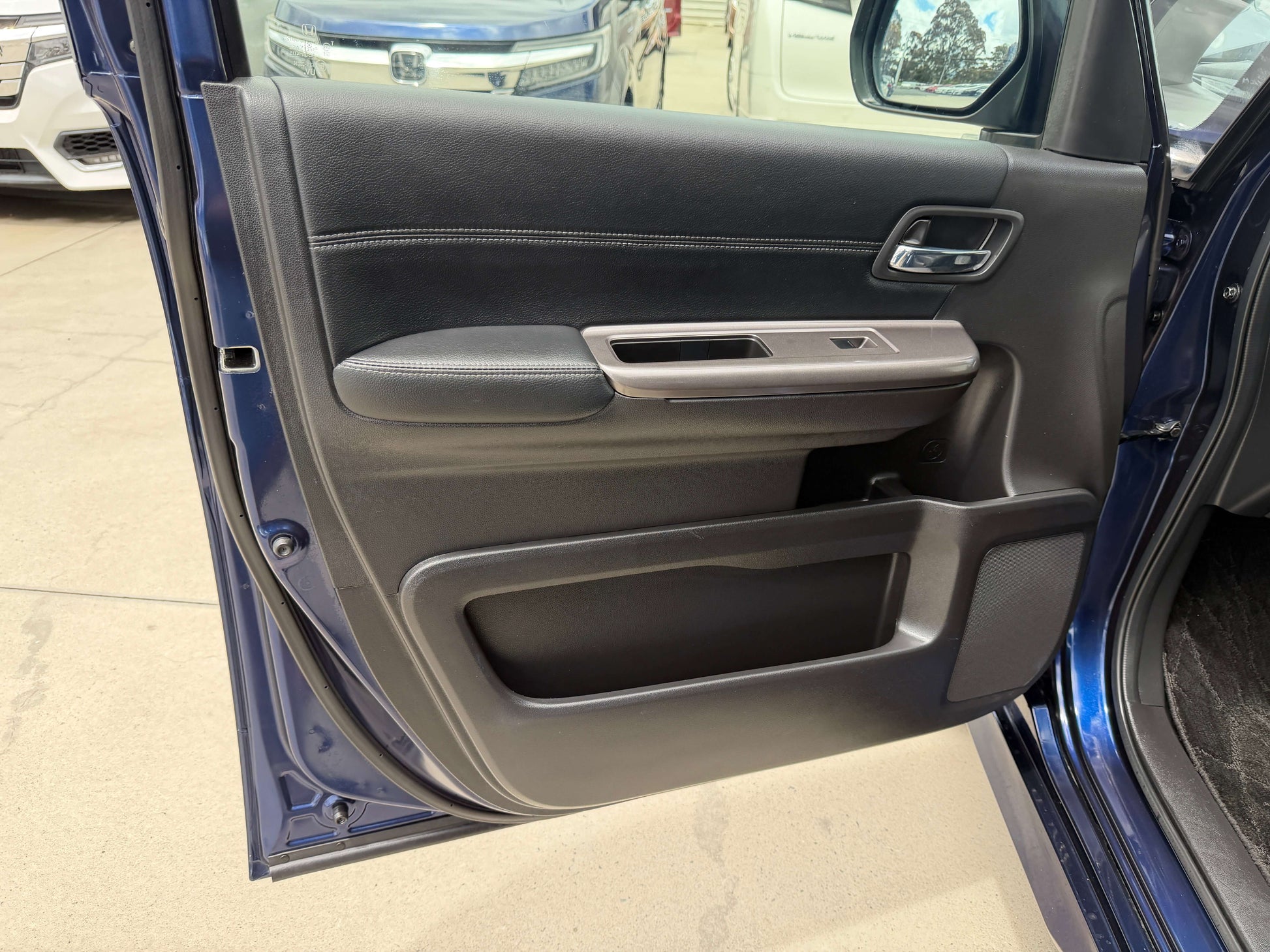 Interior view of the 2018 Honda Honda Stepwgn 2.0 Spada Hybrid door panel, showcasing modern design and features.