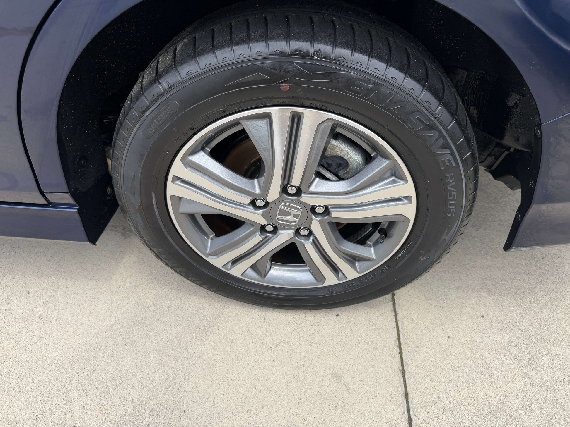 2018 Honda Honda Stepwgn 2.0 Spada Hybrid wheel showcasing stylish alloy design and tire details.