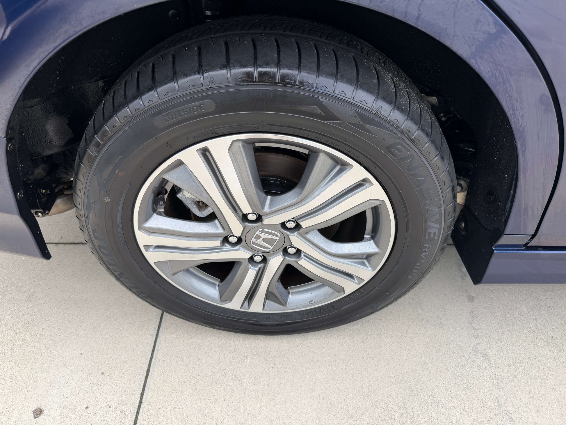 Close-up of the alloy wheel and tire on a 2018 Honda Honda Stepwgn 2.0 Spada Hybrid, showcasing its design and performance features.