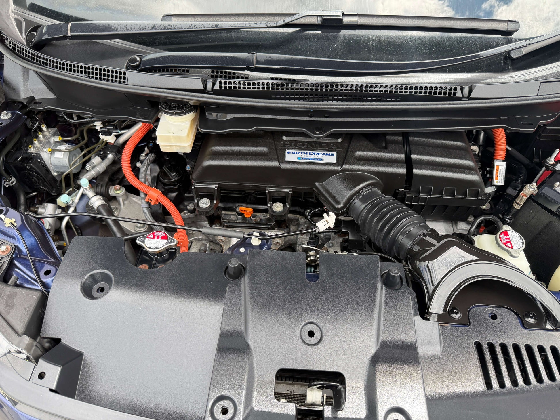 Engine compartment of 2018 Honda Honda Stepwgn 2.0 Spada Hybrid with visible components and wiring.