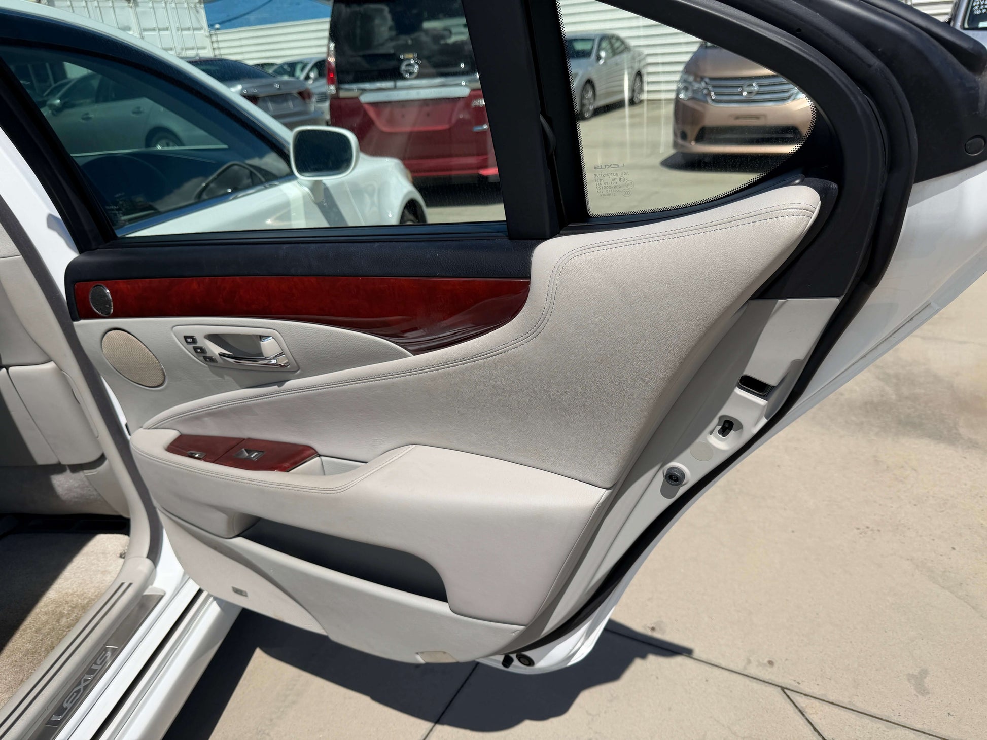 2007 Lexus LS600hL AWD V8 5.0L Hybrid luxury sedan interior door panel with wood accents