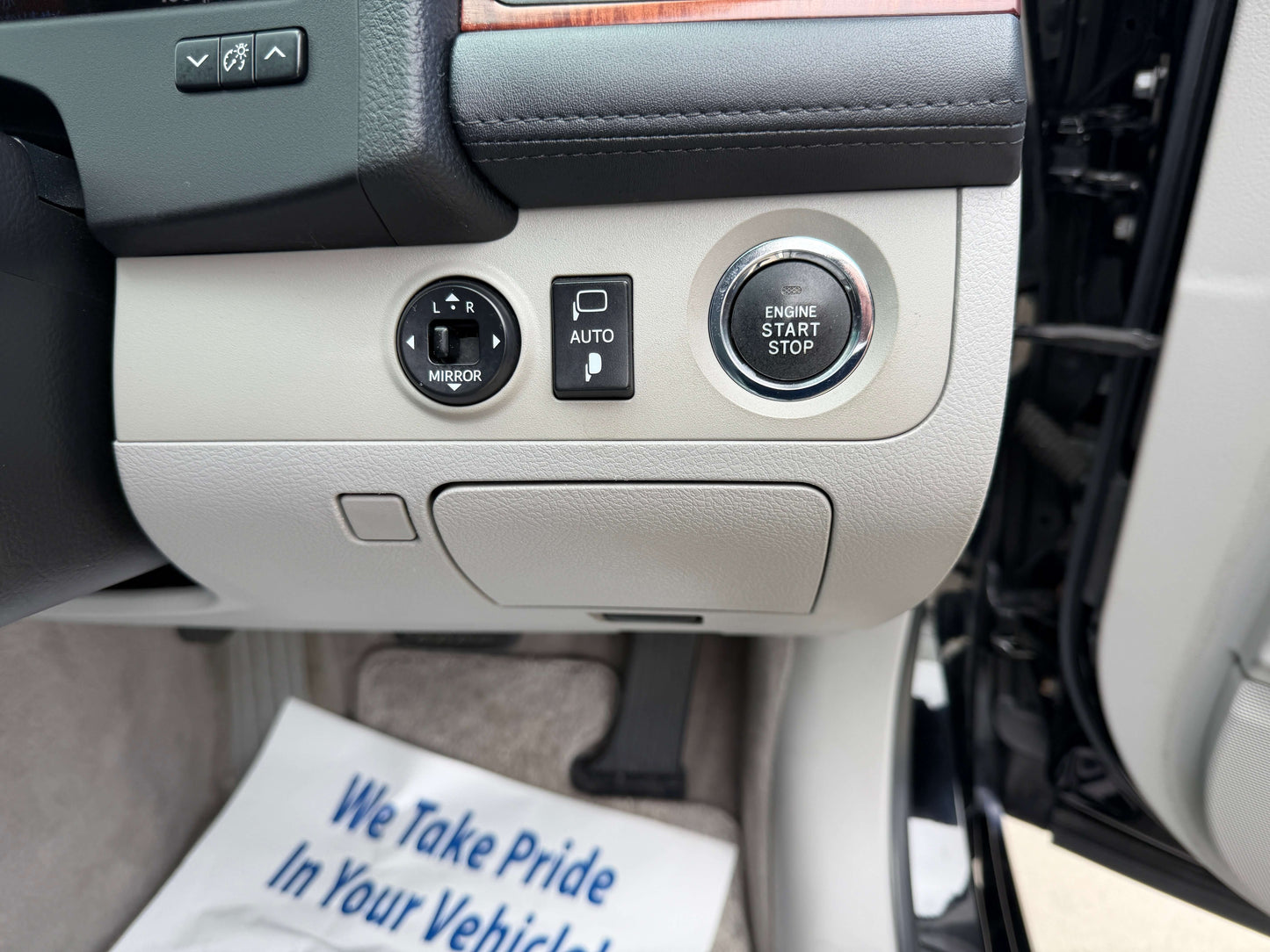 Interior control panel of a 2008 Toyota Crown V6 3.0L showing engine start-stop button and mirror adjustments.