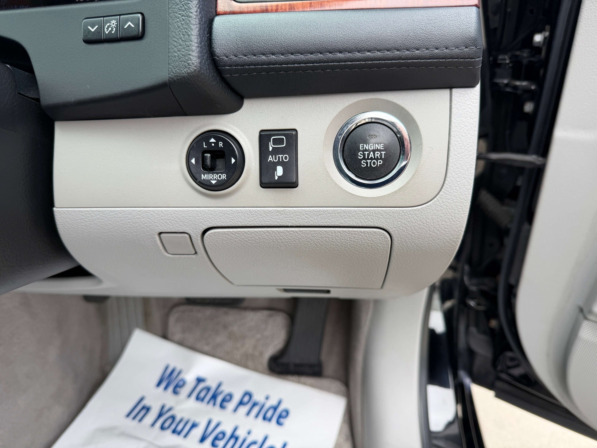 Interior control panel of a 2008 Toyota Crown V6 3.0L showing engine start-stop button and mirror adjustments.