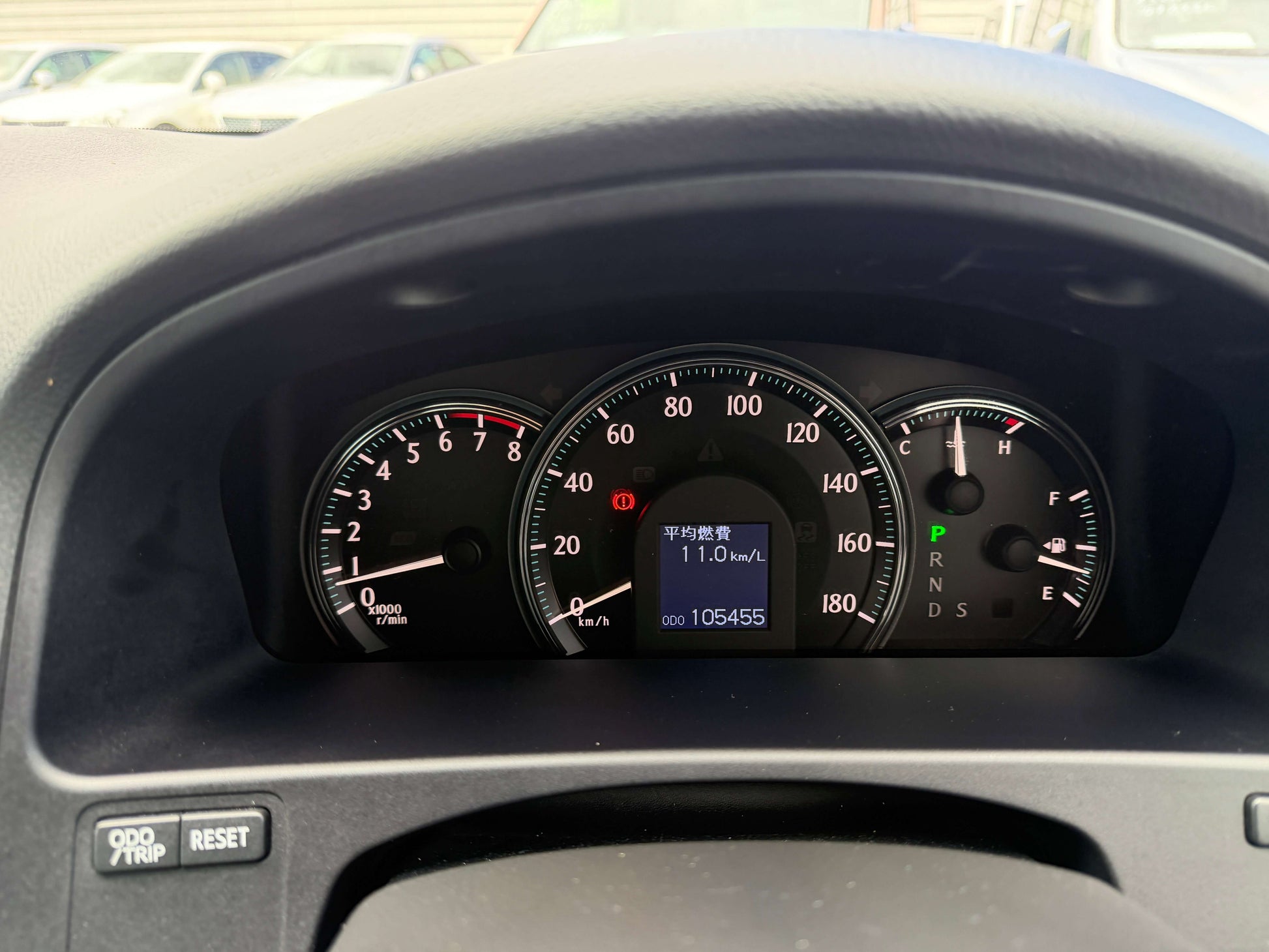 Dashboard of 2008 Toyota Crown V6 3.0L showing mileage of 105455 km and fuel consumption details.