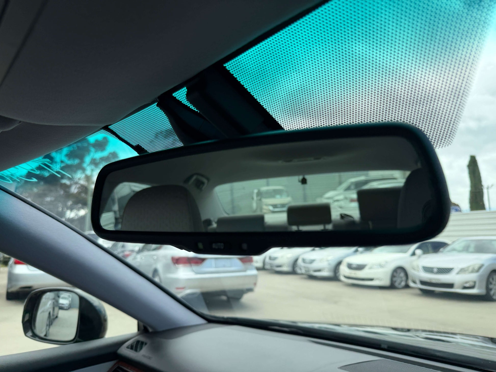 Interior view of the rearview mirror in a luxury sedan showcasing the 2008 Toyota Crown V6 3.0L interior.