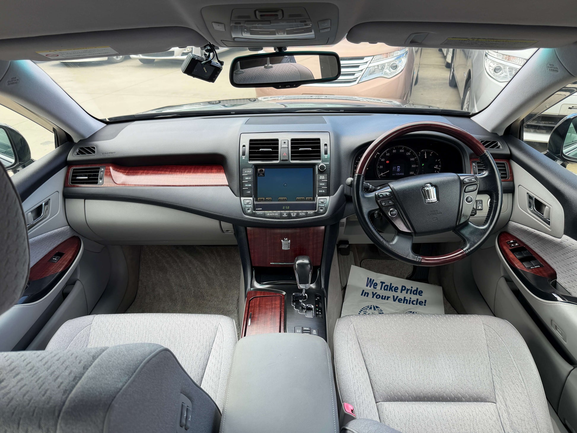 Interior view of a 2008 Toyota Crown V6 3.0L Royal Saloon featuring plush seats and modern dashboard.