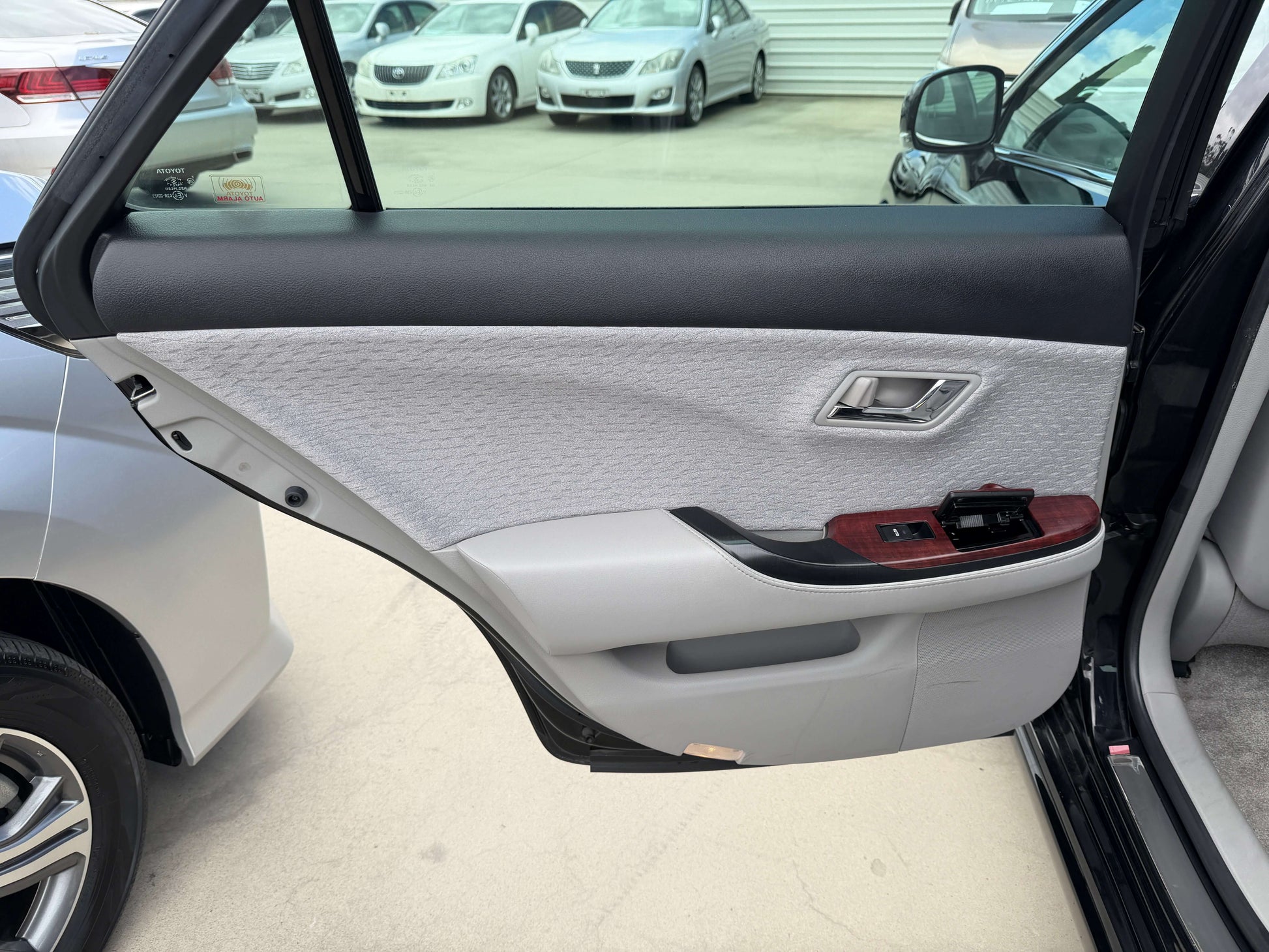 Interior door panel of the 2008 Toyota Crown V6 3.0L Royal Saloon Edition showing luxury details.