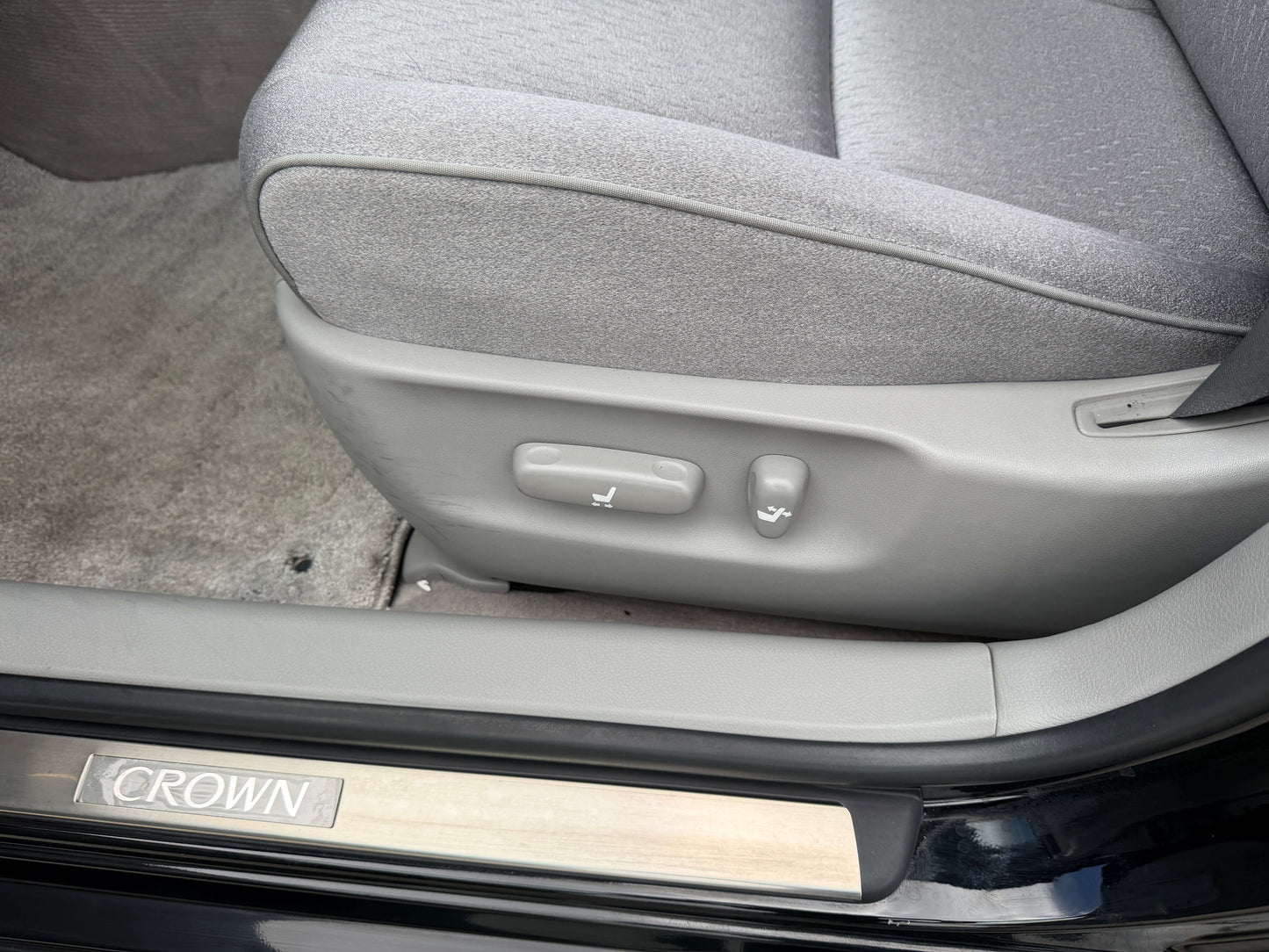2008 Toyota Crown V6 3.0L interior showing plush light-grey upholstery and ergonomic seat controls