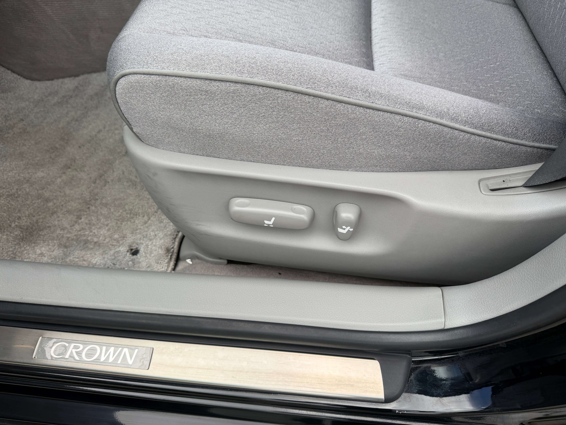 2008 Toyota Crown V6 3.0L interior showing plush light-grey upholstery and ergonomic seat controls