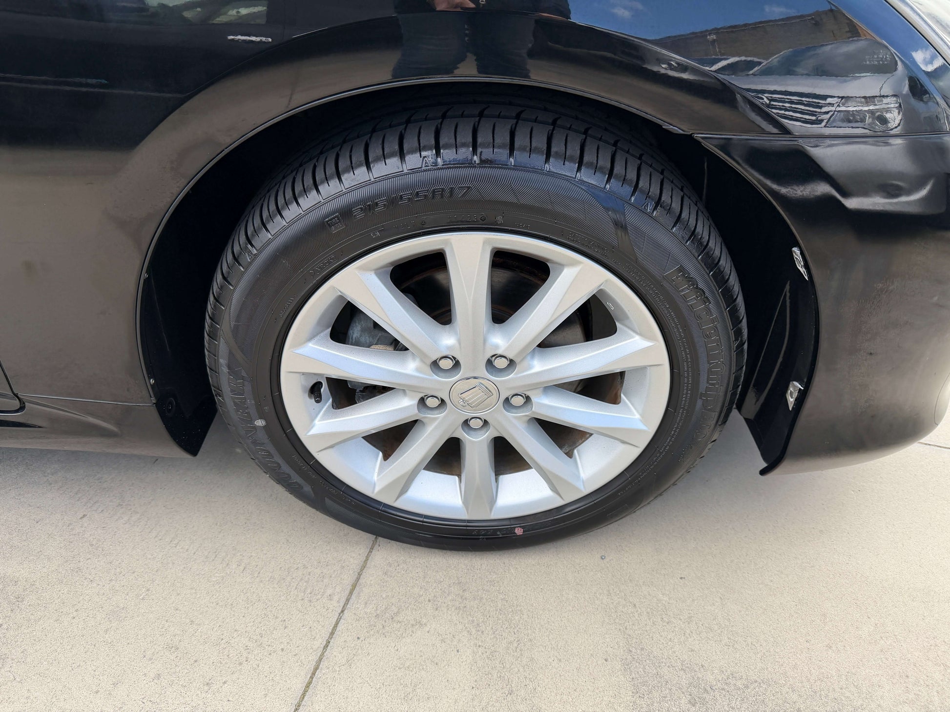 Close-up view of the wheel and tire of a 2008 Toyota Crown V6 3.0L showcasing its aluminum alloy rims.