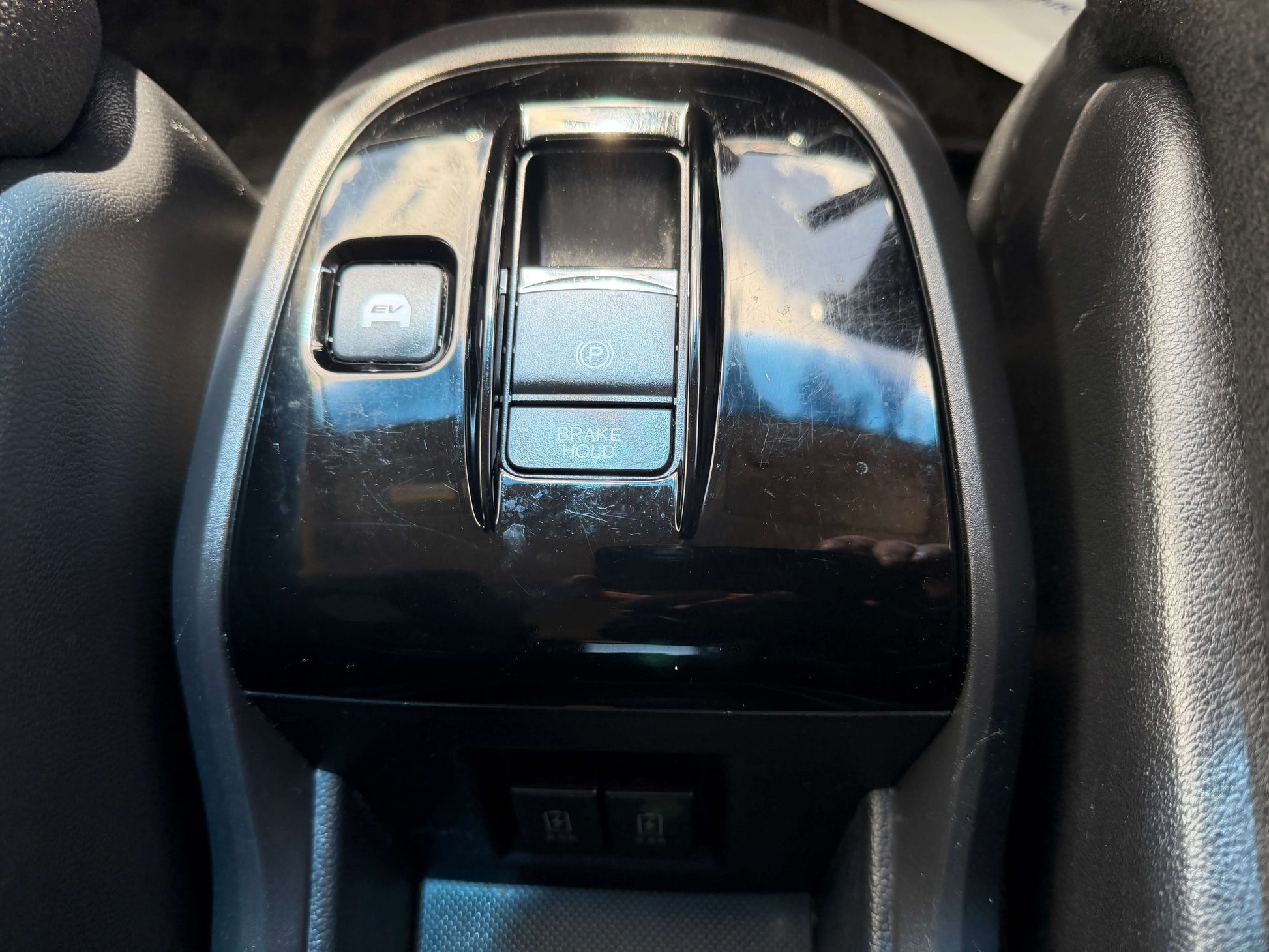 Interior view of the 2019 Honda Honda Stepwgn 2.0 Spada Hybrid gear shift buttons and controls.