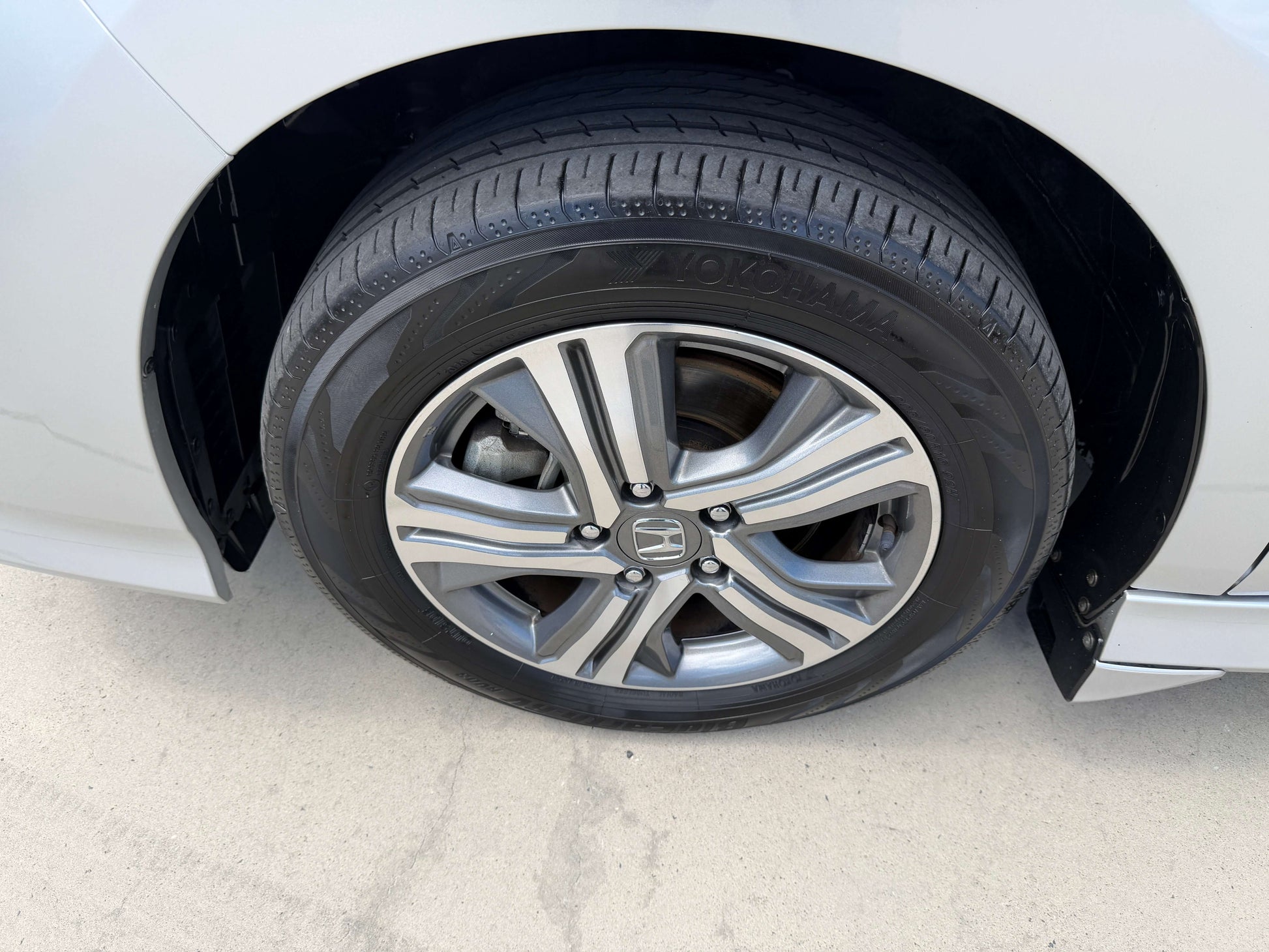 2019 Honda Honda Stepwgn 2.0 Spada Hybrid wheel and tire close-up, showcasing alloy wheel design and tread pattern.